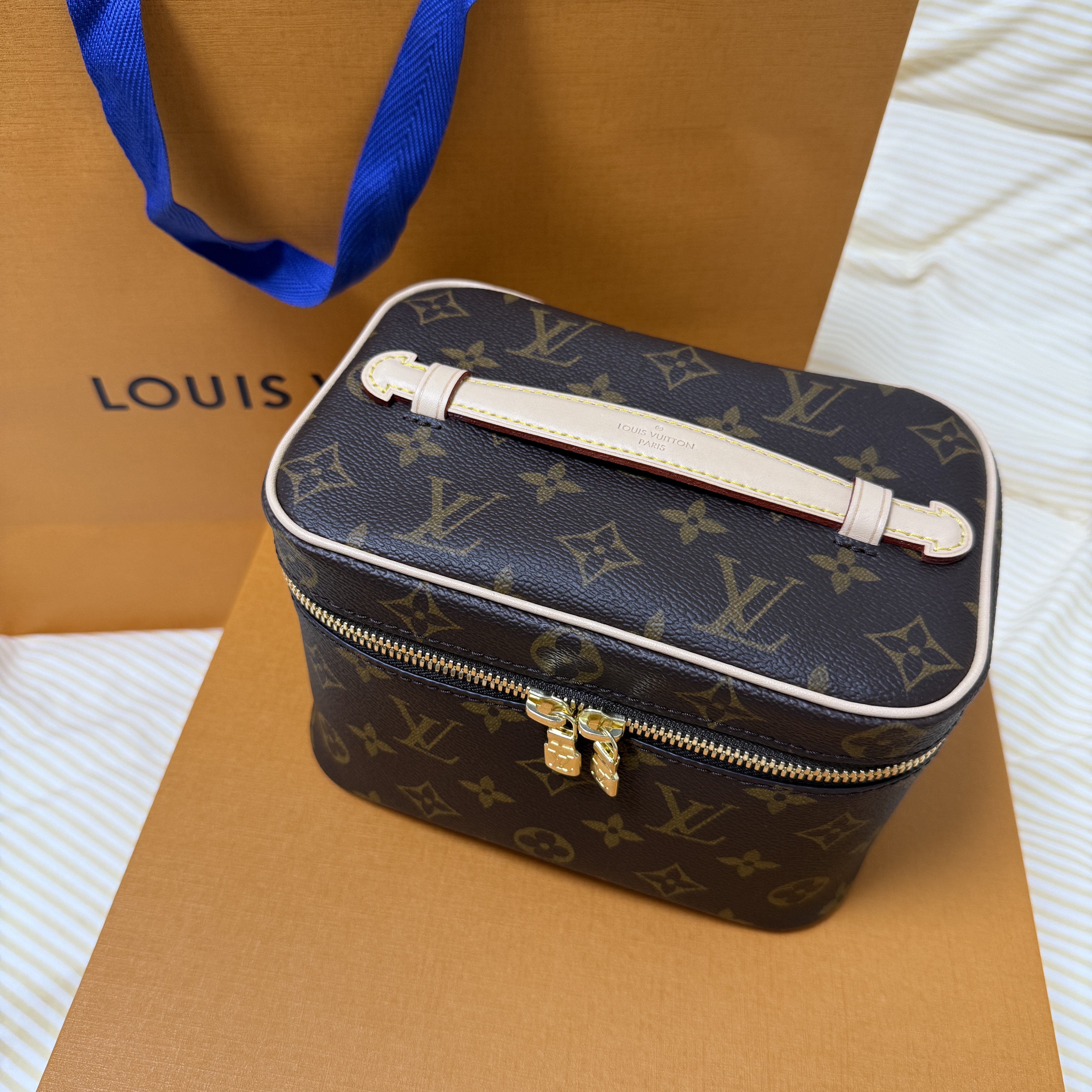 Louis Vuitton Nice Mini Toiletry Pouch Monogram 착용 스타일