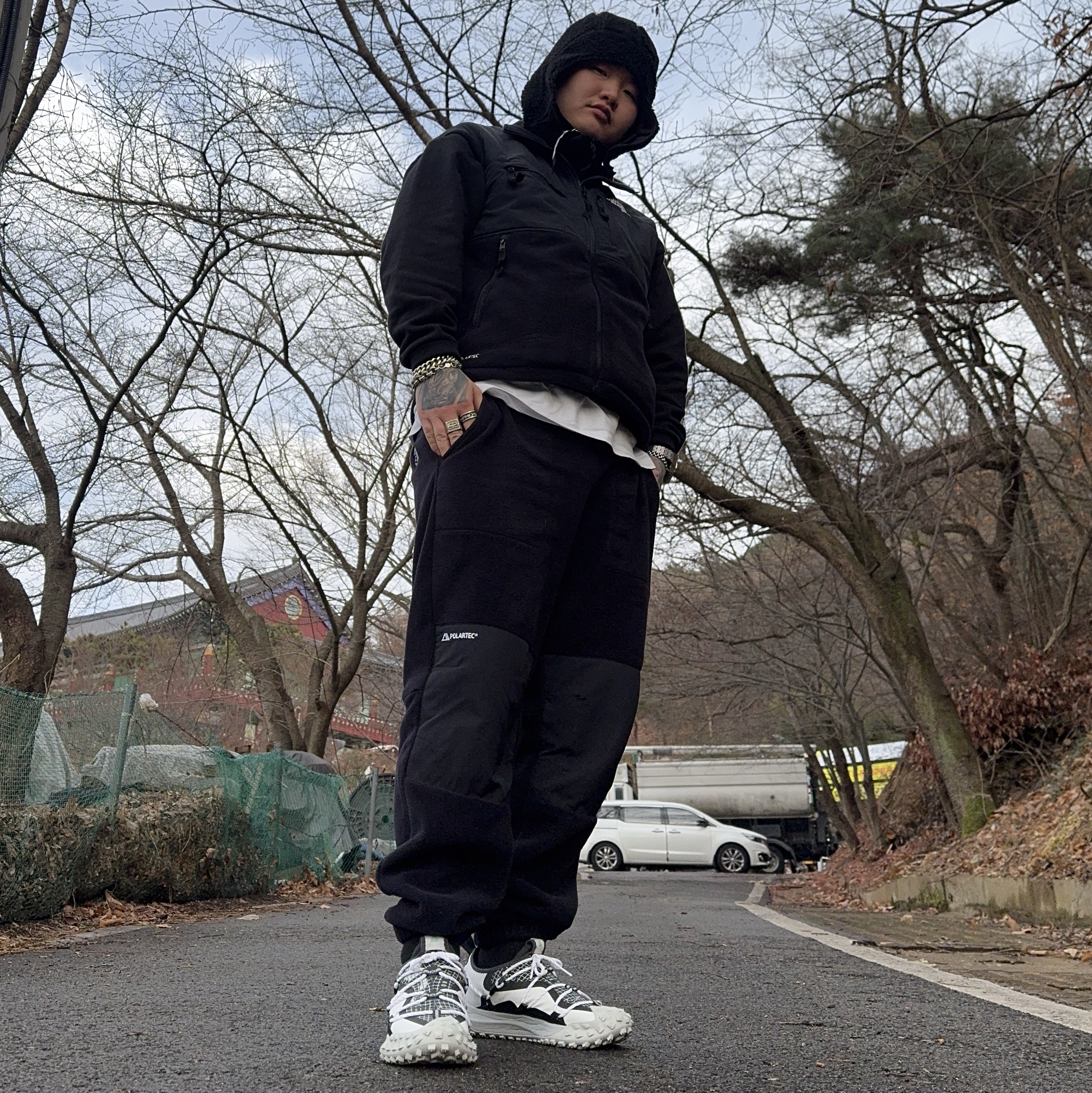 Nike ACG Mountain Fly Low SE White and Black, Apple Watch SE 2nd 44mm GPS Midnight Aluminium Case with Sport Band M/L Midnight (Korean Ver.) 착용 스타일