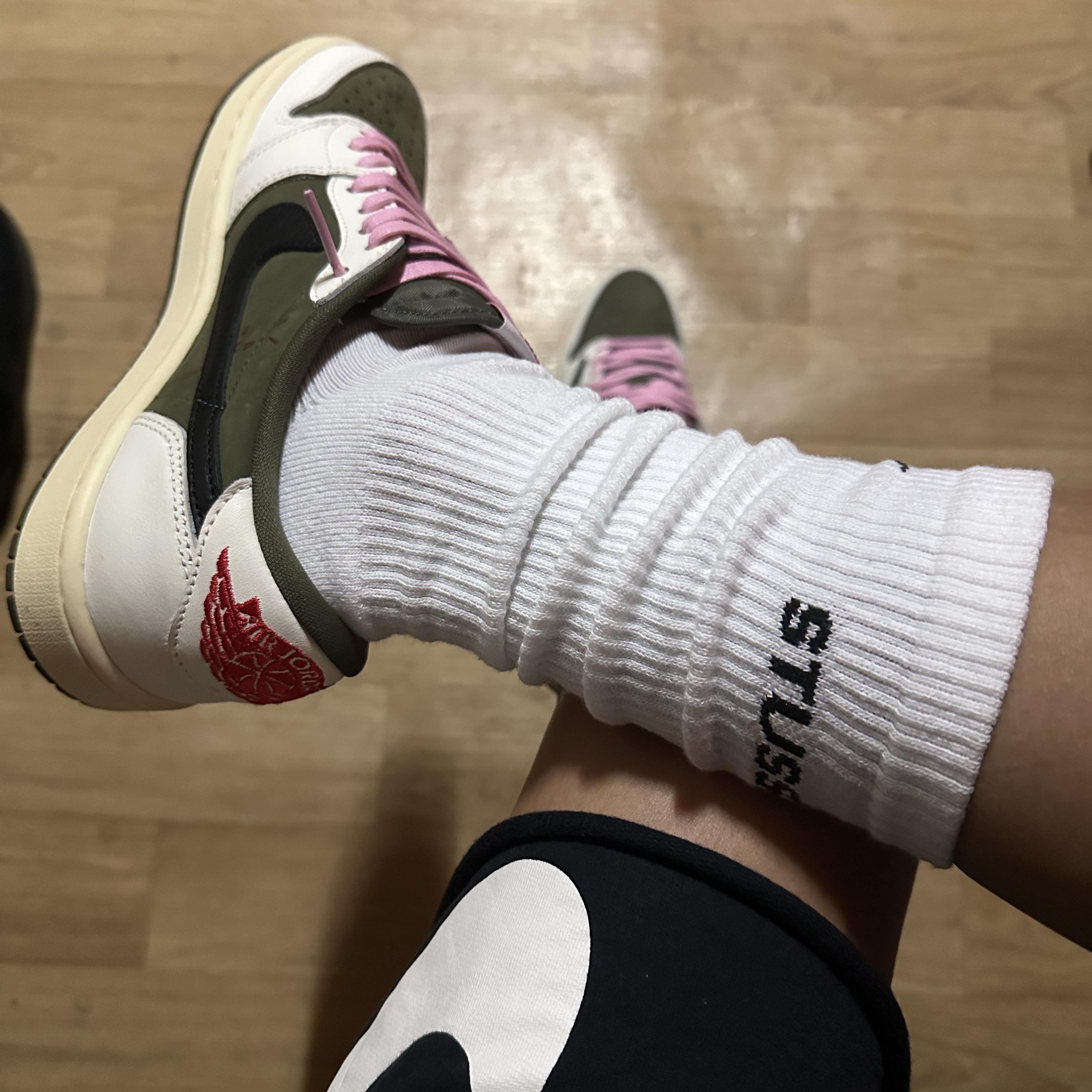 Jordan 1 x Travis Scott Retro Low OG SP Reverse Olive 착용 스타일 - 3