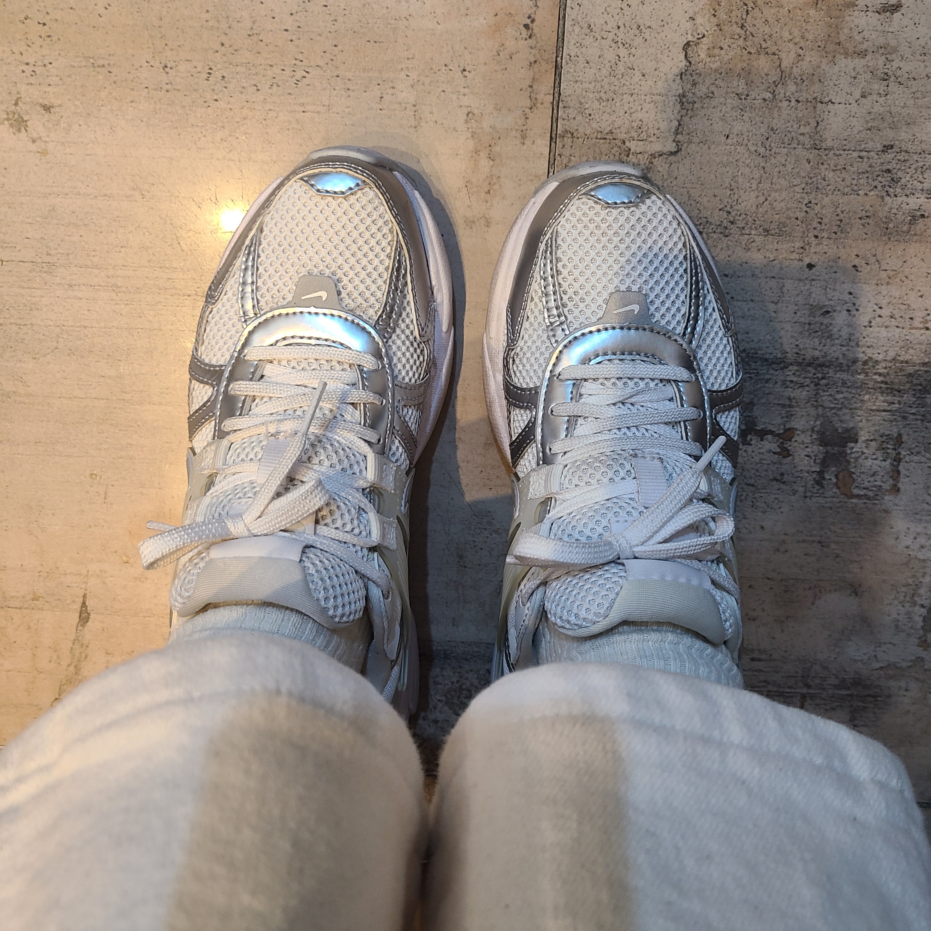 Nike V2K Run Metallic Silver White 착용 스타일