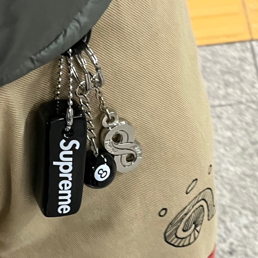 Supreme Floating Keychain Black - 23FW, Palace Chain Link Keyring Silver - 24FW 착용 스타일