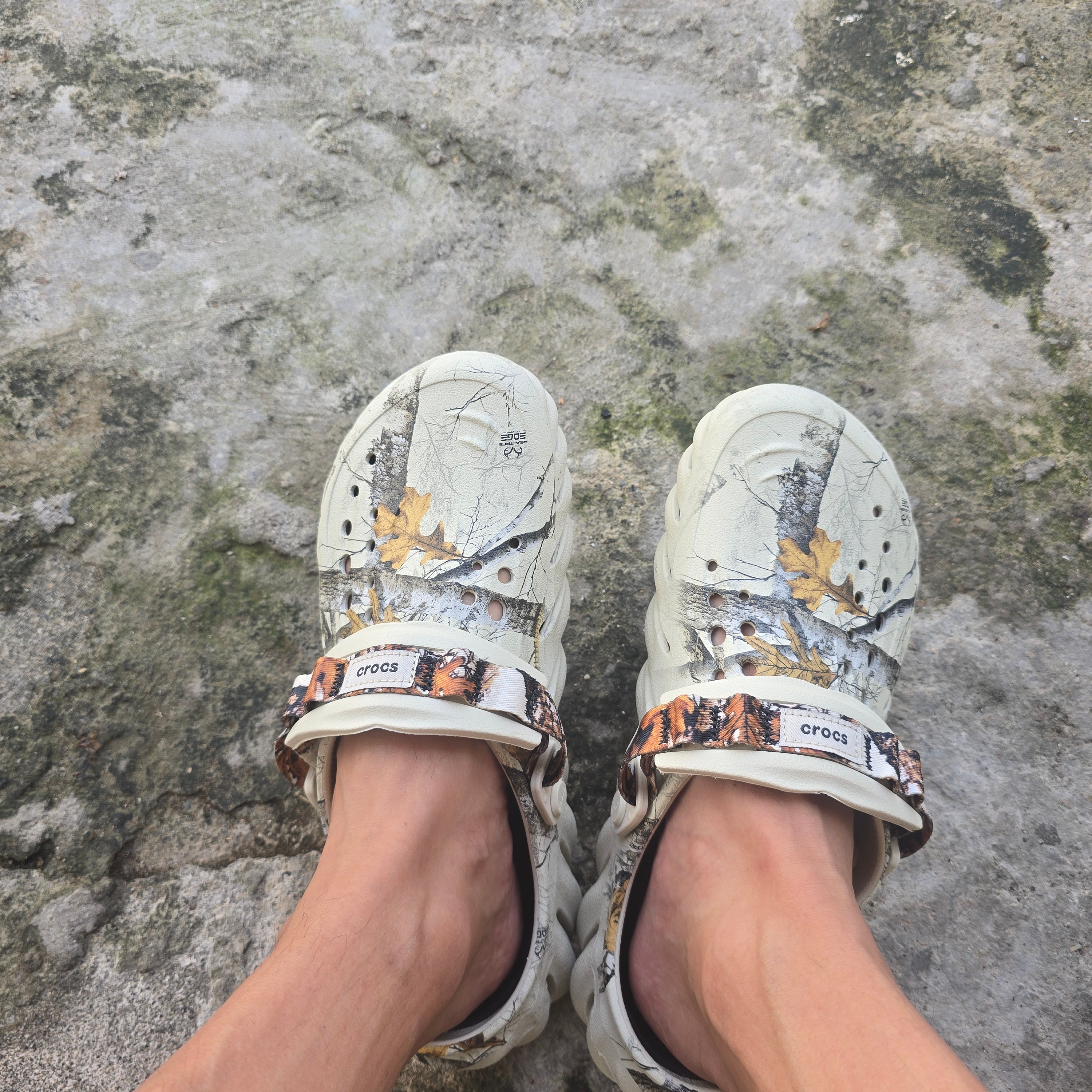 Crocs Echo Clog Real Tree Bone 착용 스타일