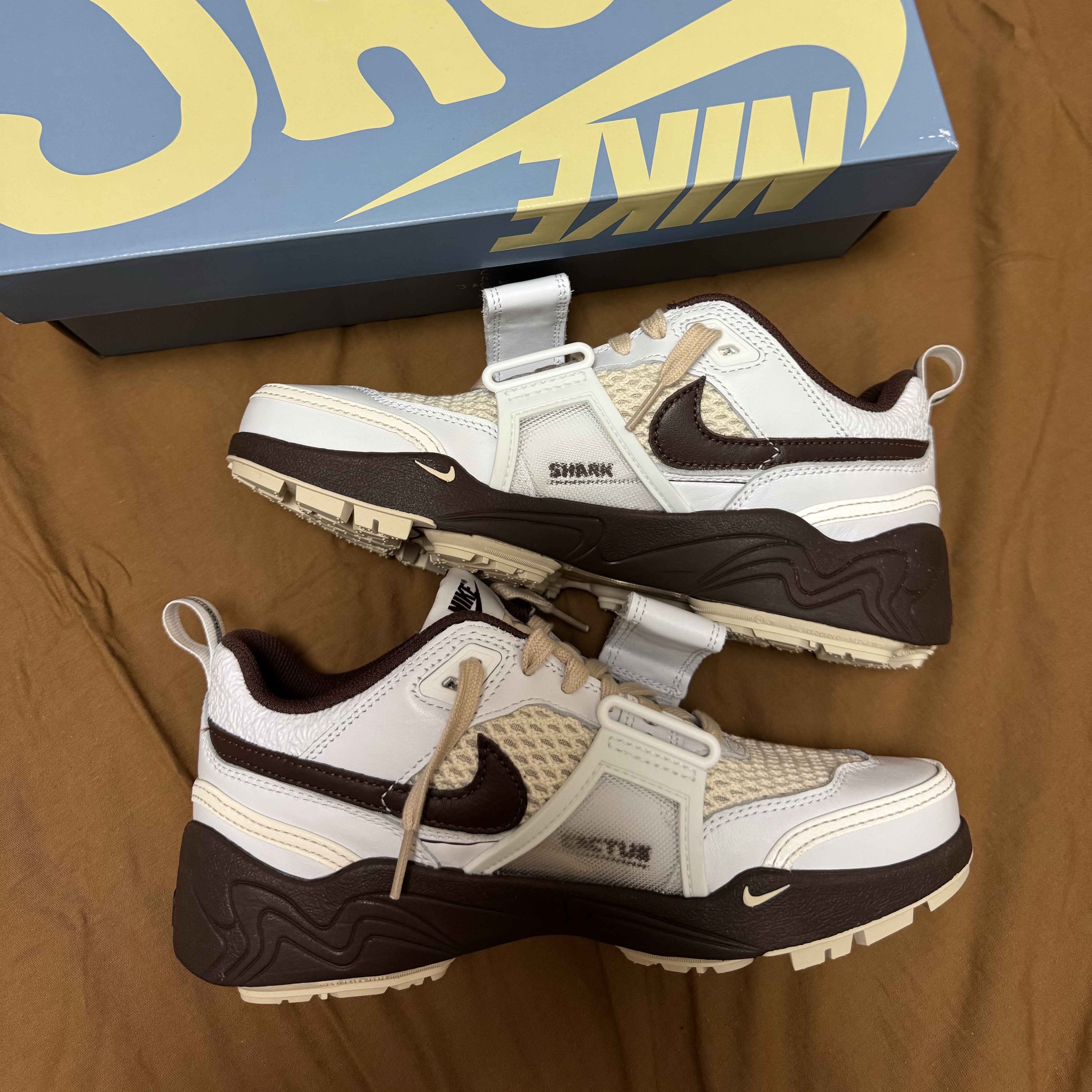Nike x Travis Scott Zoom Field Jaxx White and Light Chocolate 착용 스타일 - 2