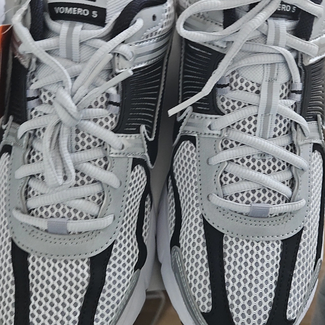 Nike Zoom Vomero 5 Metallic Silver Black 착용 스타일 - 2