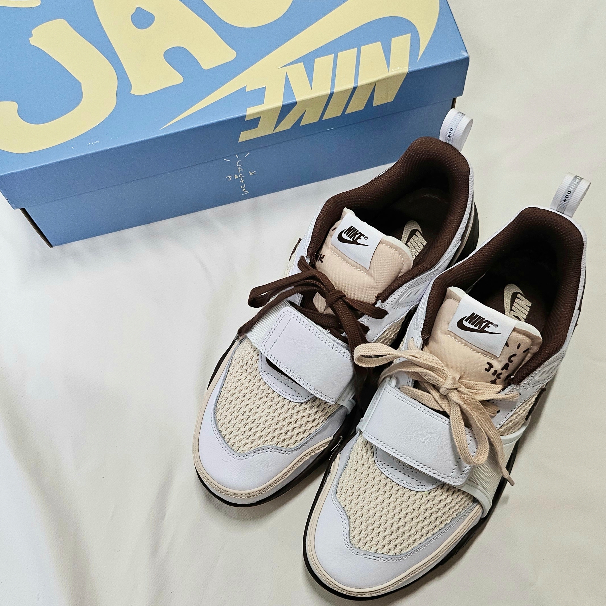 Nike x Travis Scott Zoom Field Jaxx White and Light Chocolate 착용 스타일 - 2