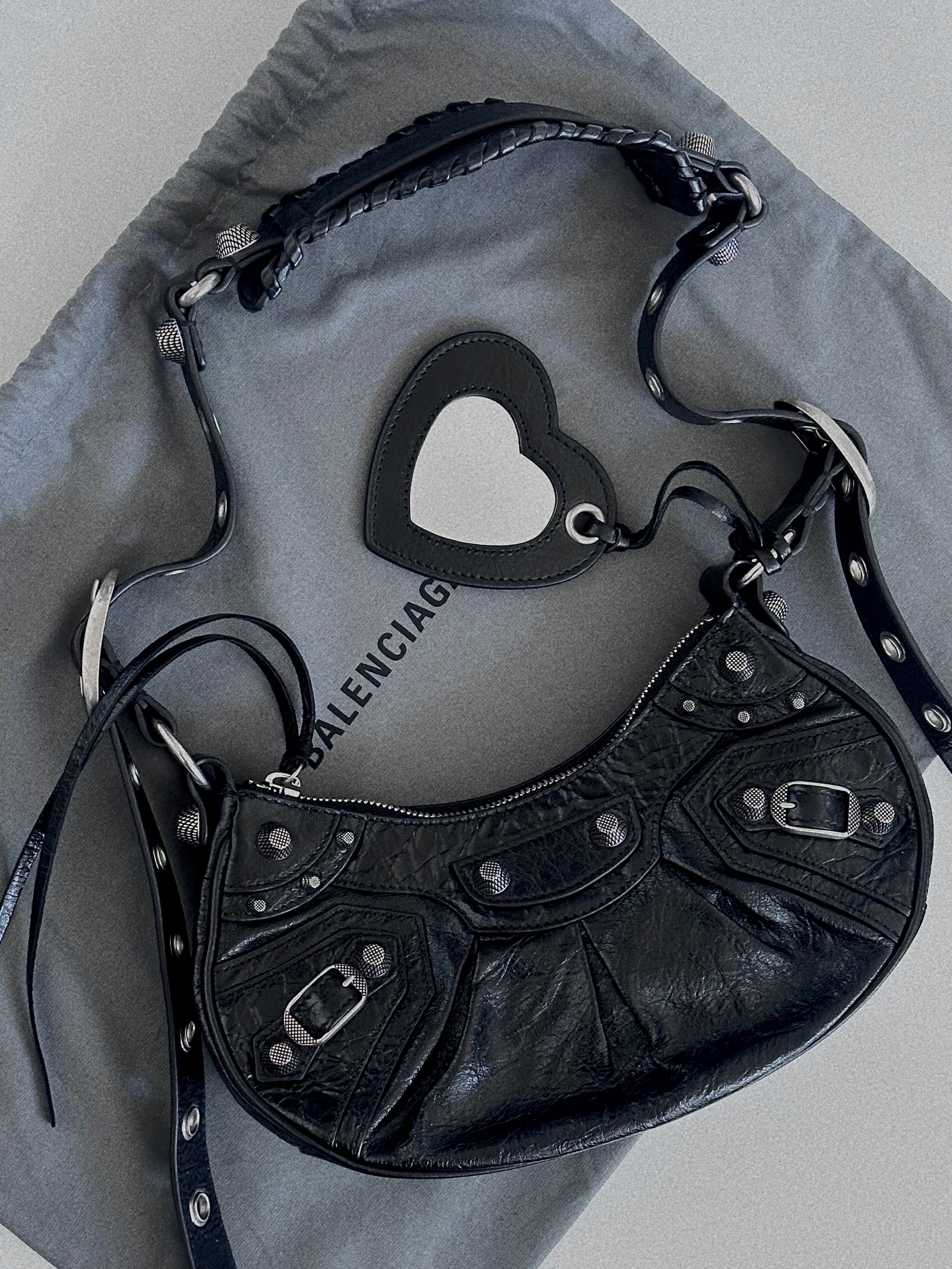 Balenciaga Arena Lambskin Le Cagole XS Shoulder Bag Black 착용 스타일