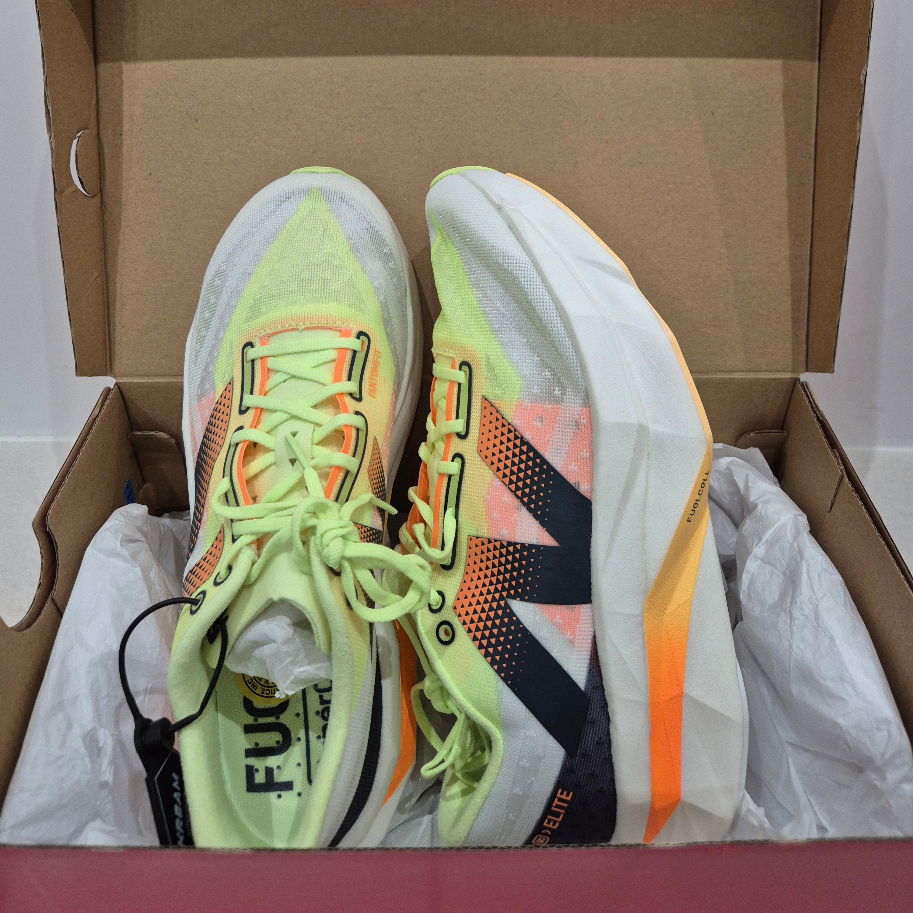 New Balance Fuelcell Supercomp Elite v4 White Bleached Lime Glow - D Standard 착용 스타일