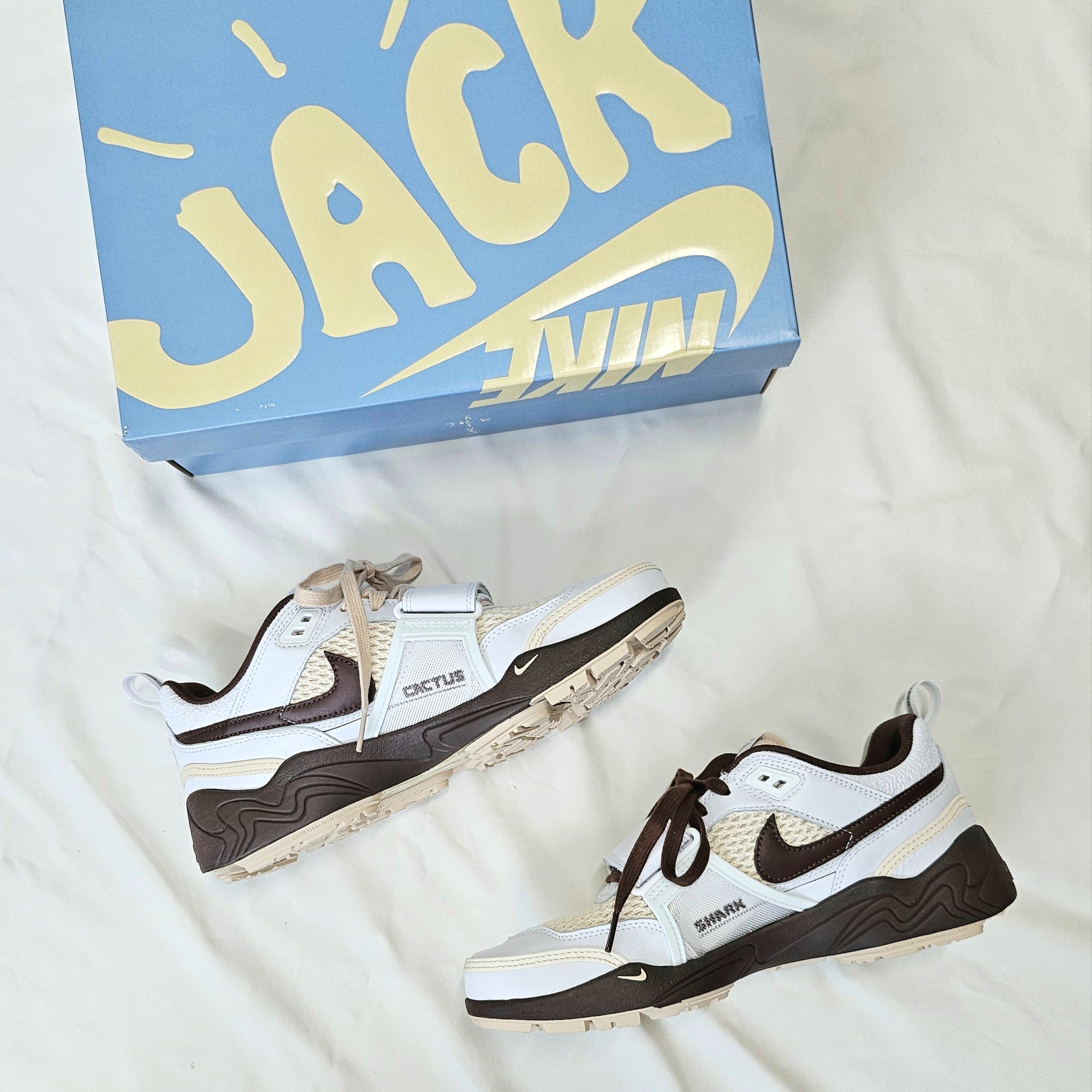 Nike x Travis Scott Zoom Field Jaxx White and Light Chocolate 착용 스타일 - 1