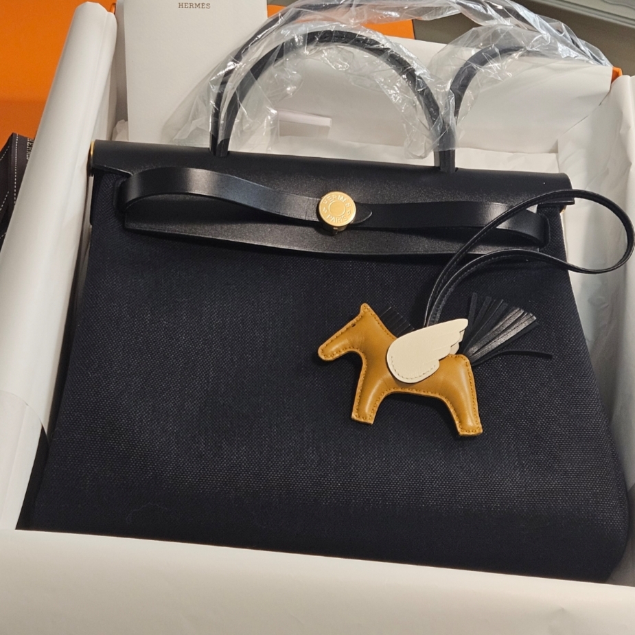 Hermes Rodeo Pegase PM Charm Milo Swift & Sesame Noir Nata, Hermes Herbag Zip 31 Bag Retourne & Gold Noir 착용 스타일
