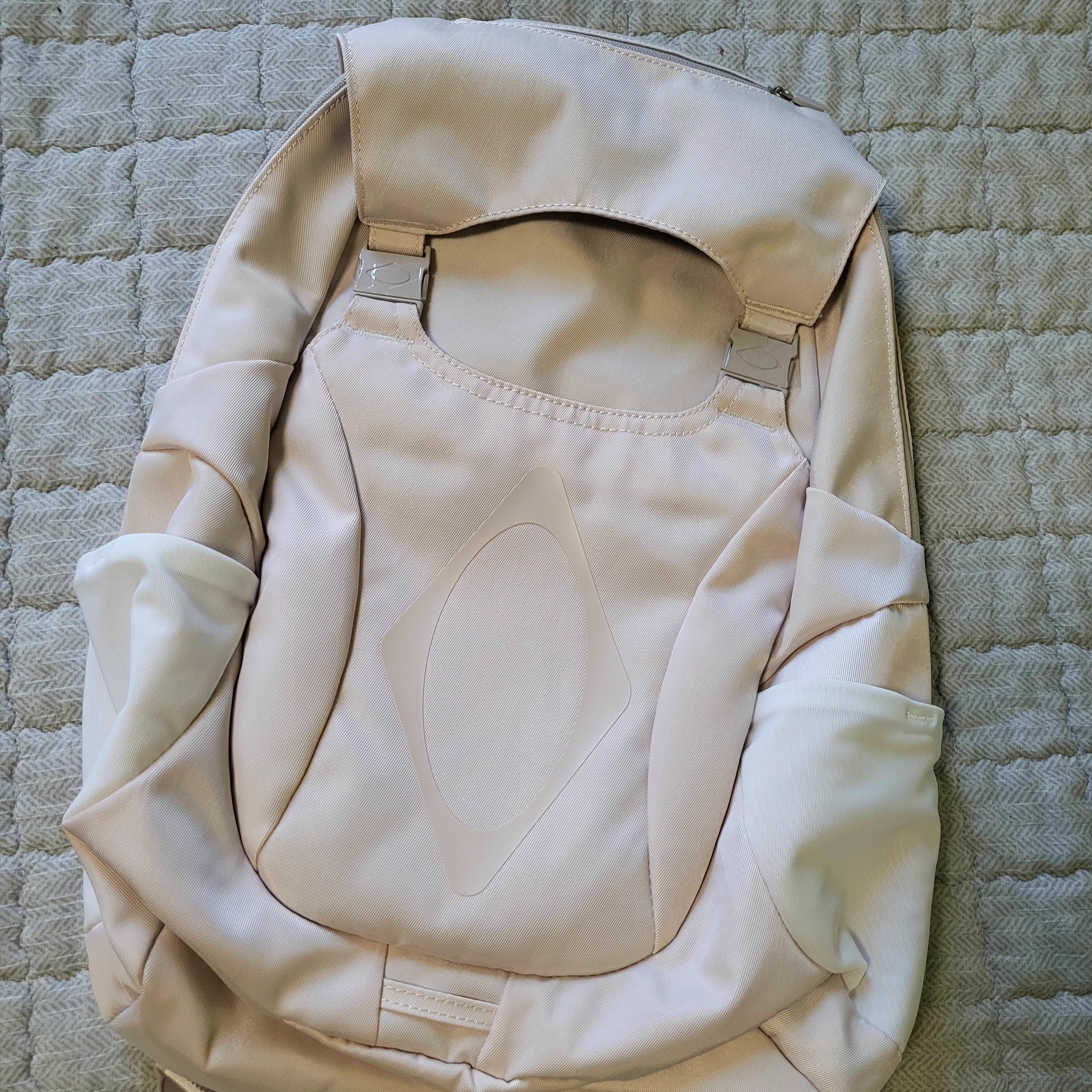 Mischief Buckle Flap Backpack Light Beige, Mischief Buckle Flap Backpack Black 착용 스타일