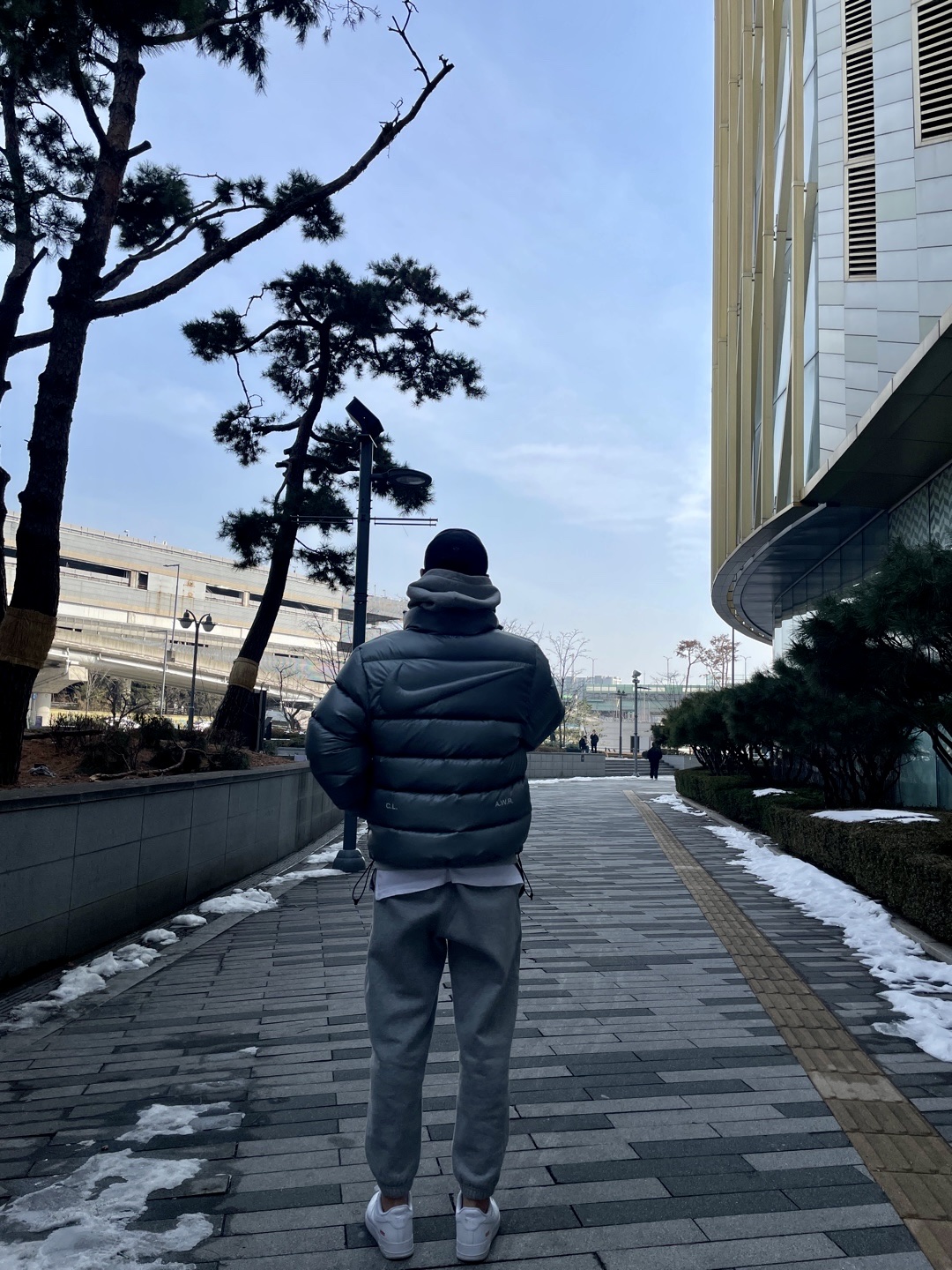 Nike x Drake Nocta Sunset Puffer Jacket Mica Green Cyber (FN8196-330), Nike x Drake Nocta Cardinal Stock Essential Hoodie Grey - US/EU 착용 스타일