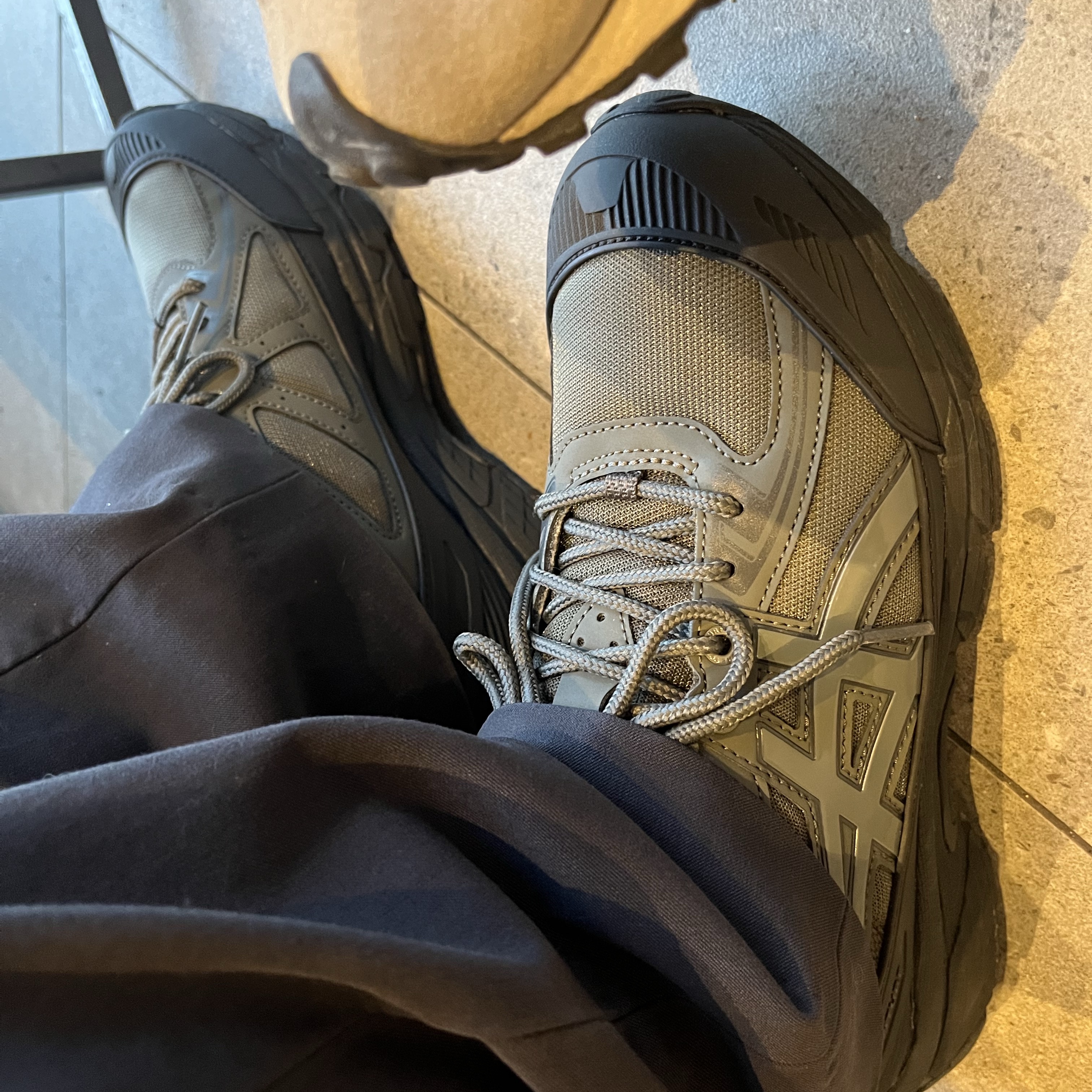 Asics Gel-Venture 6 Shield Graphite Grey Truffle Grey 착용 스타일 - 1