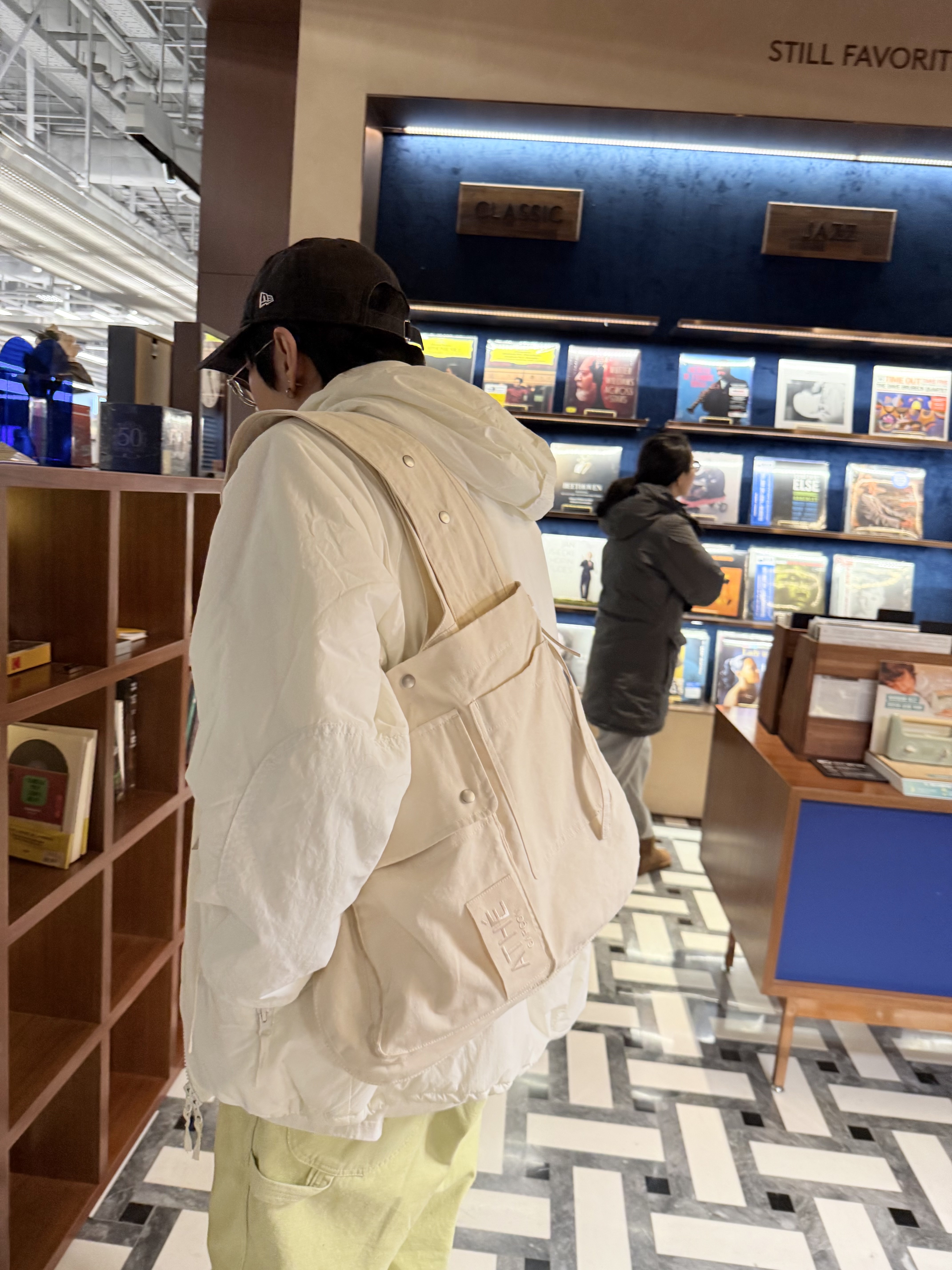 Athe garcon Cotton Multi-Use Vest Bag Ivory, Athe garcon Cotton Multi-Use Vest Bag Brown 착용 스타일 - 3