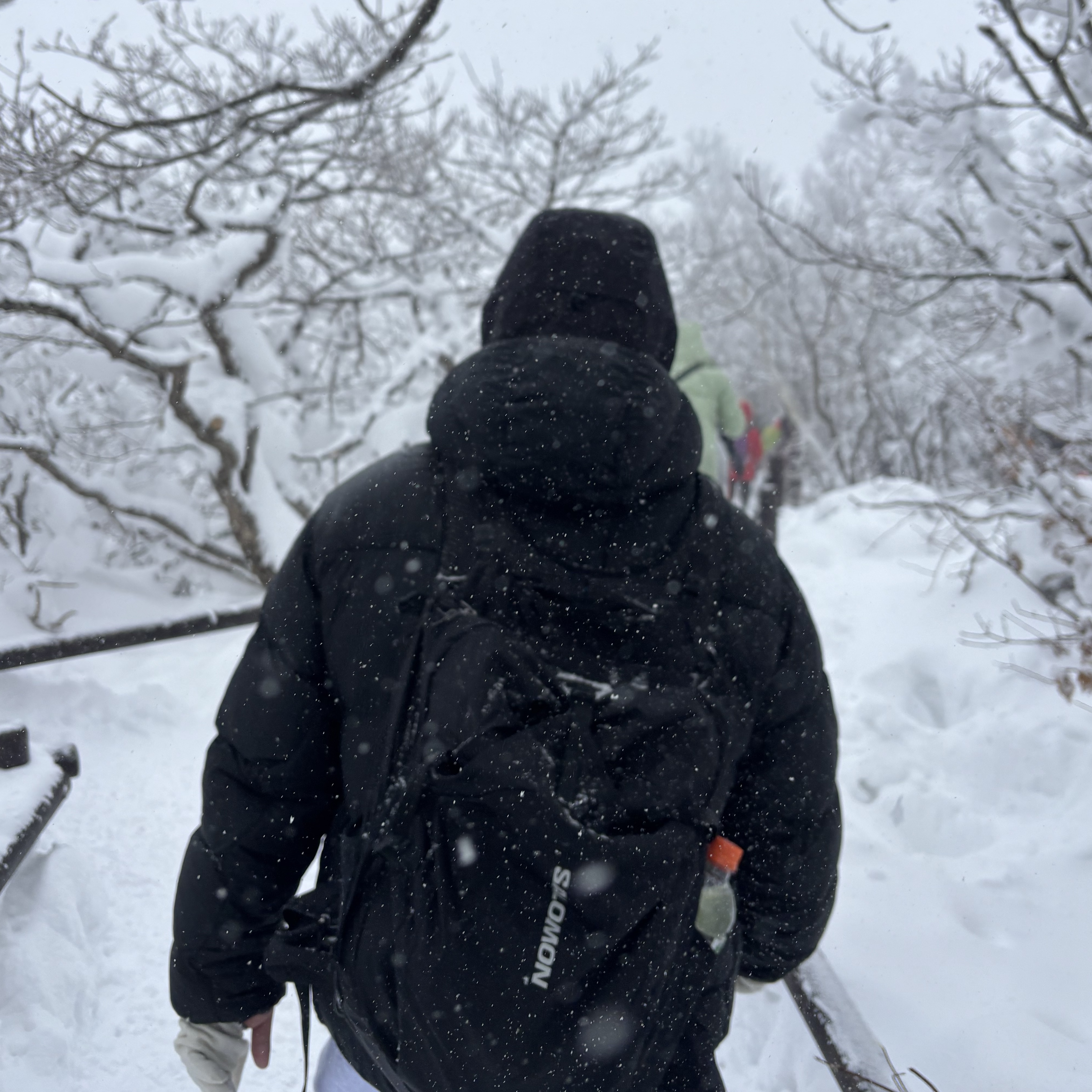 Salomon Trailblazer 30 Black, Nike ACG Therma-Fit ADV Lunar Lake Puffer Jacket Black - Asia 착용 스타일 - 3