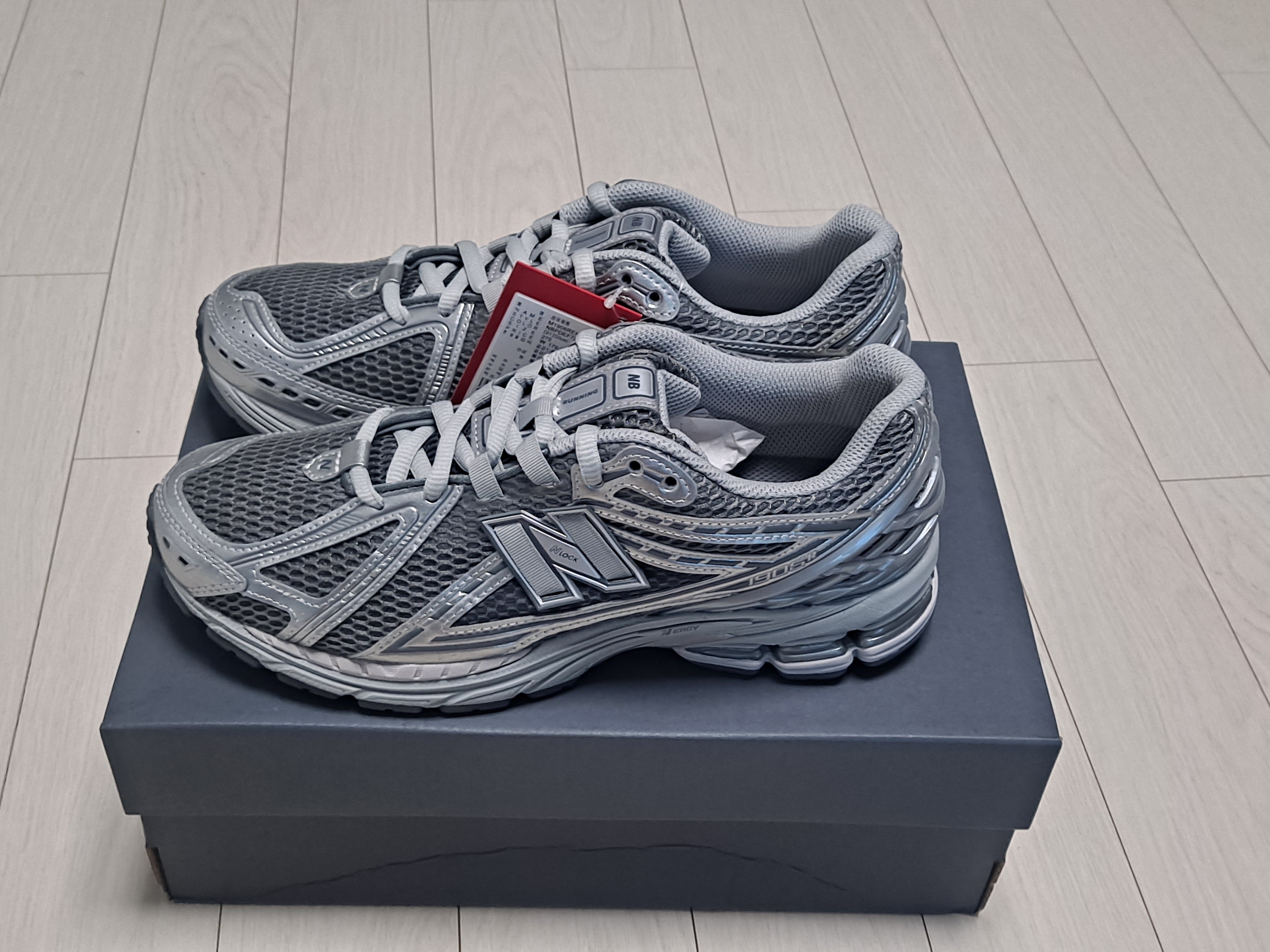 New Balance 1906R White Gold, New Balance 1906R Harbor Grey Silver Metalic 착용 스타일 - 4