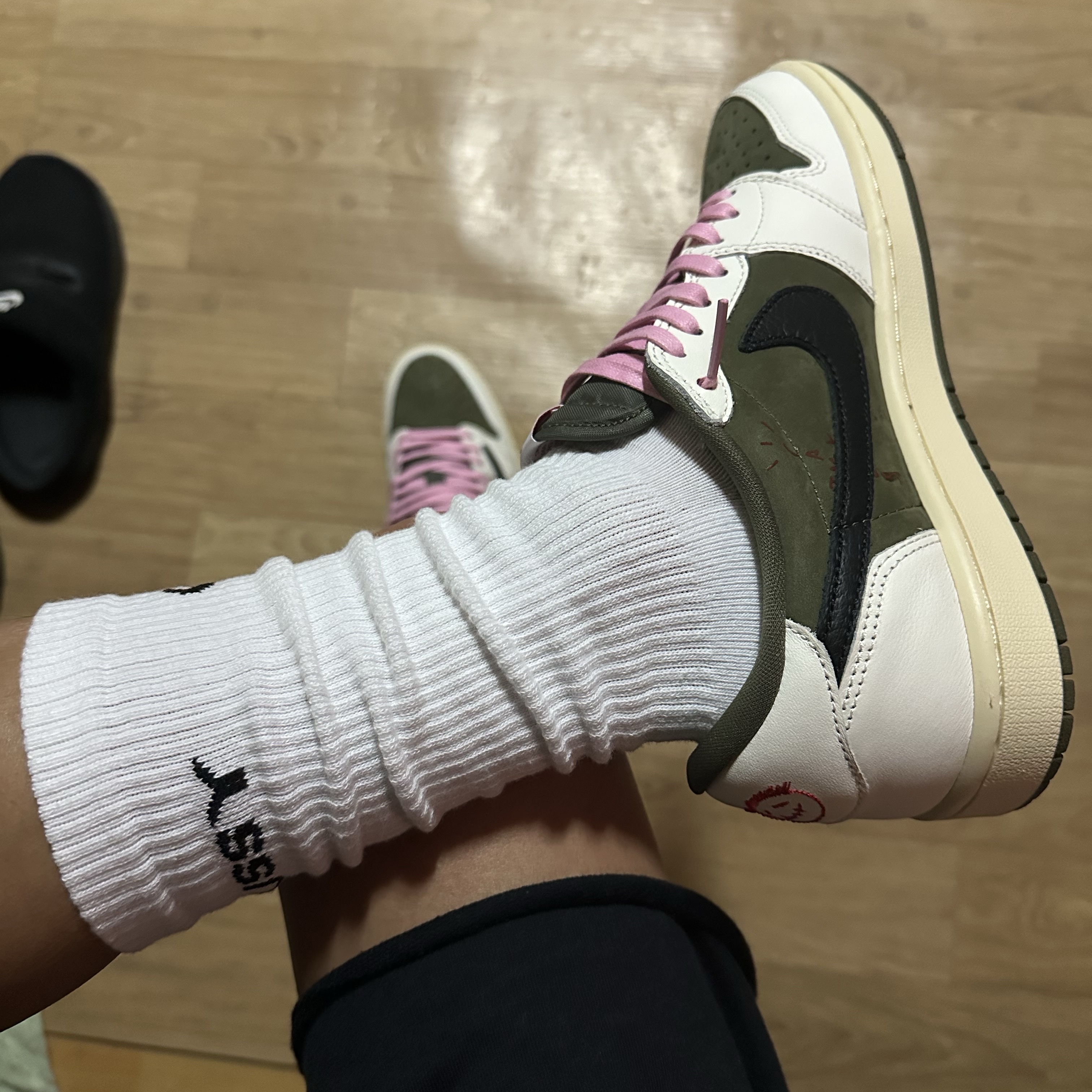 Jordan 1 x Travis Scott Retro Low OG SP Reverse Olive 착용 스타일 - 4
