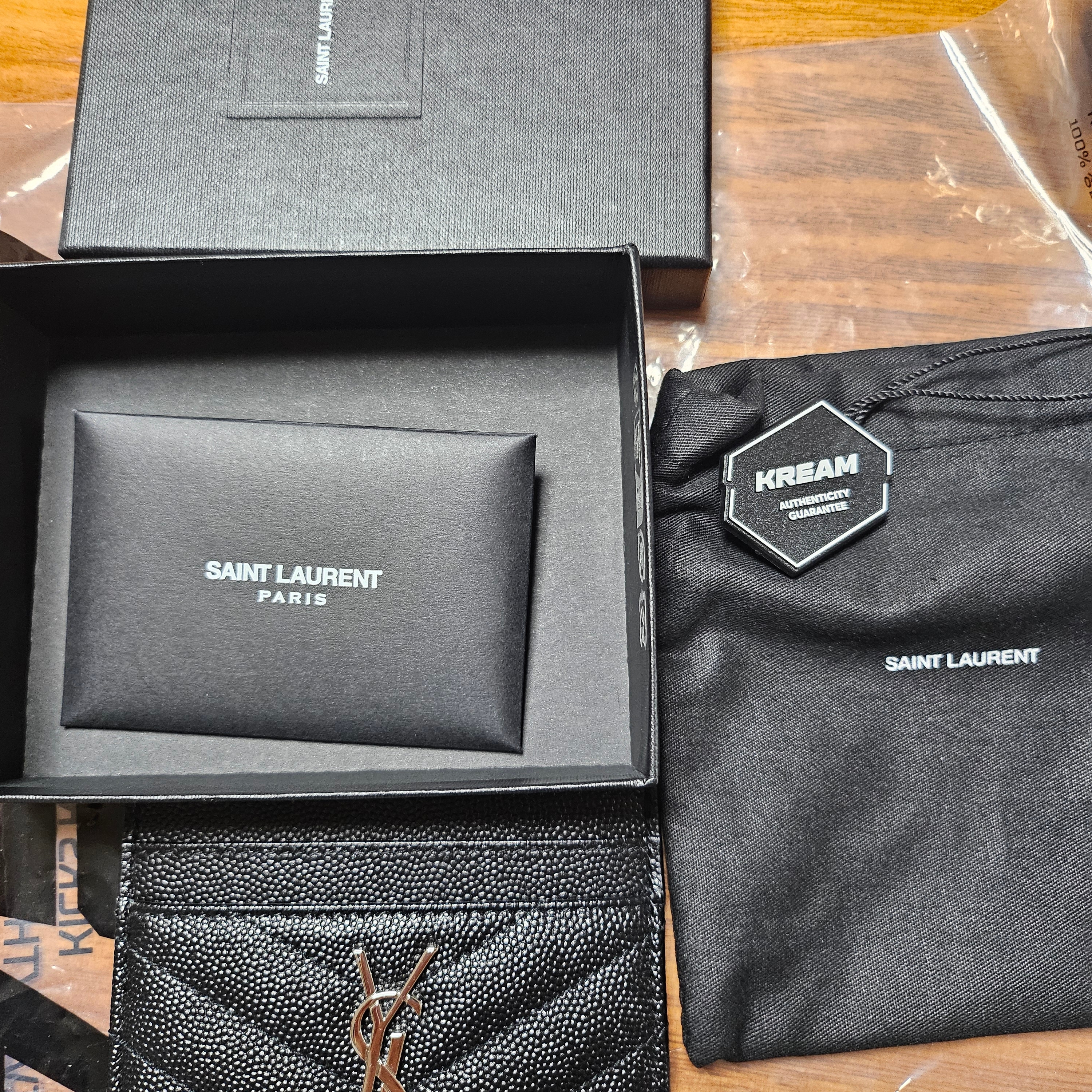 Saint Laurent Cassandre Matelasse Card Case in Grain De Poudre Embossed Leather Black 착용 스타일 - 2