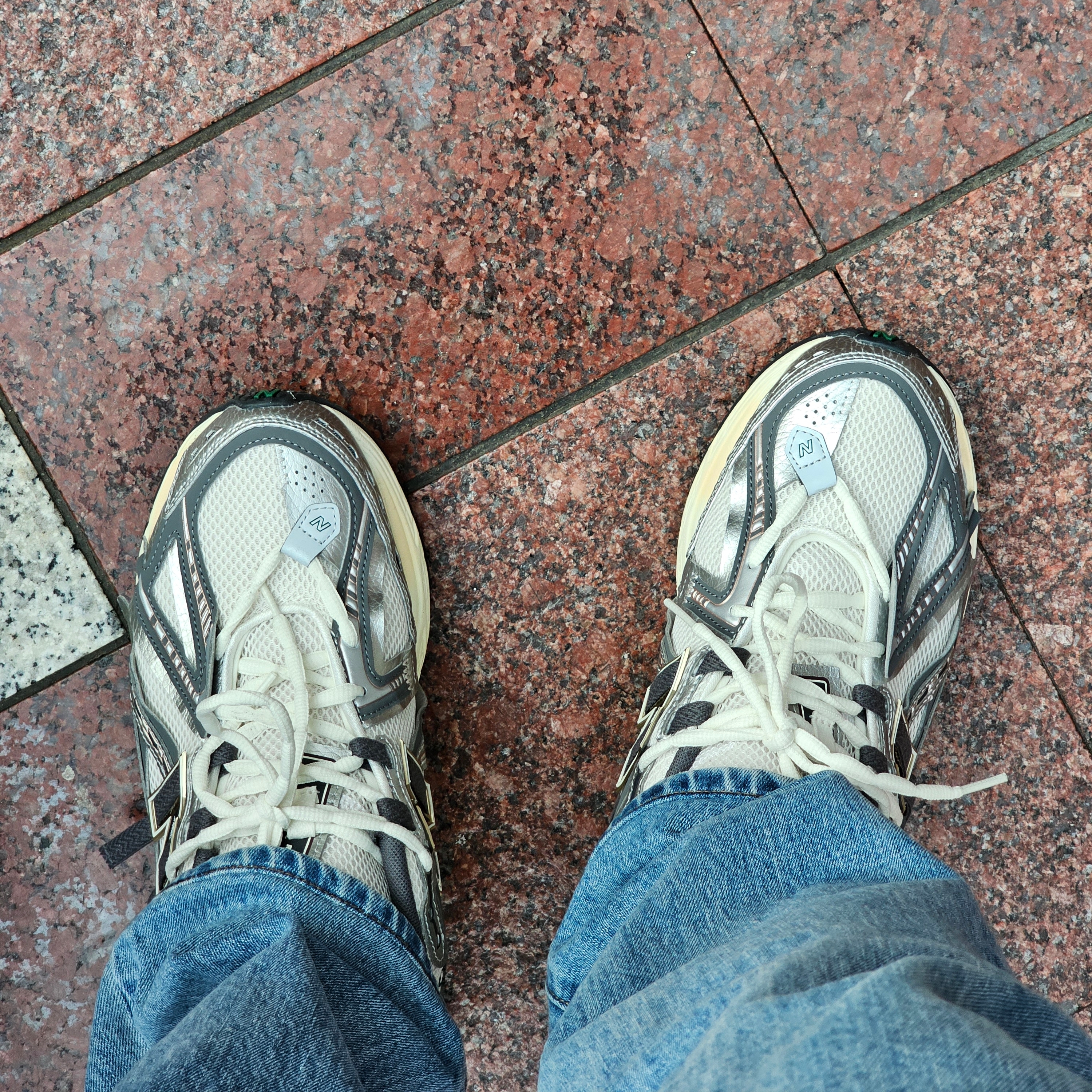 New Balance 1906A Silver Metallic Castlerock 착용 스타일 - 1