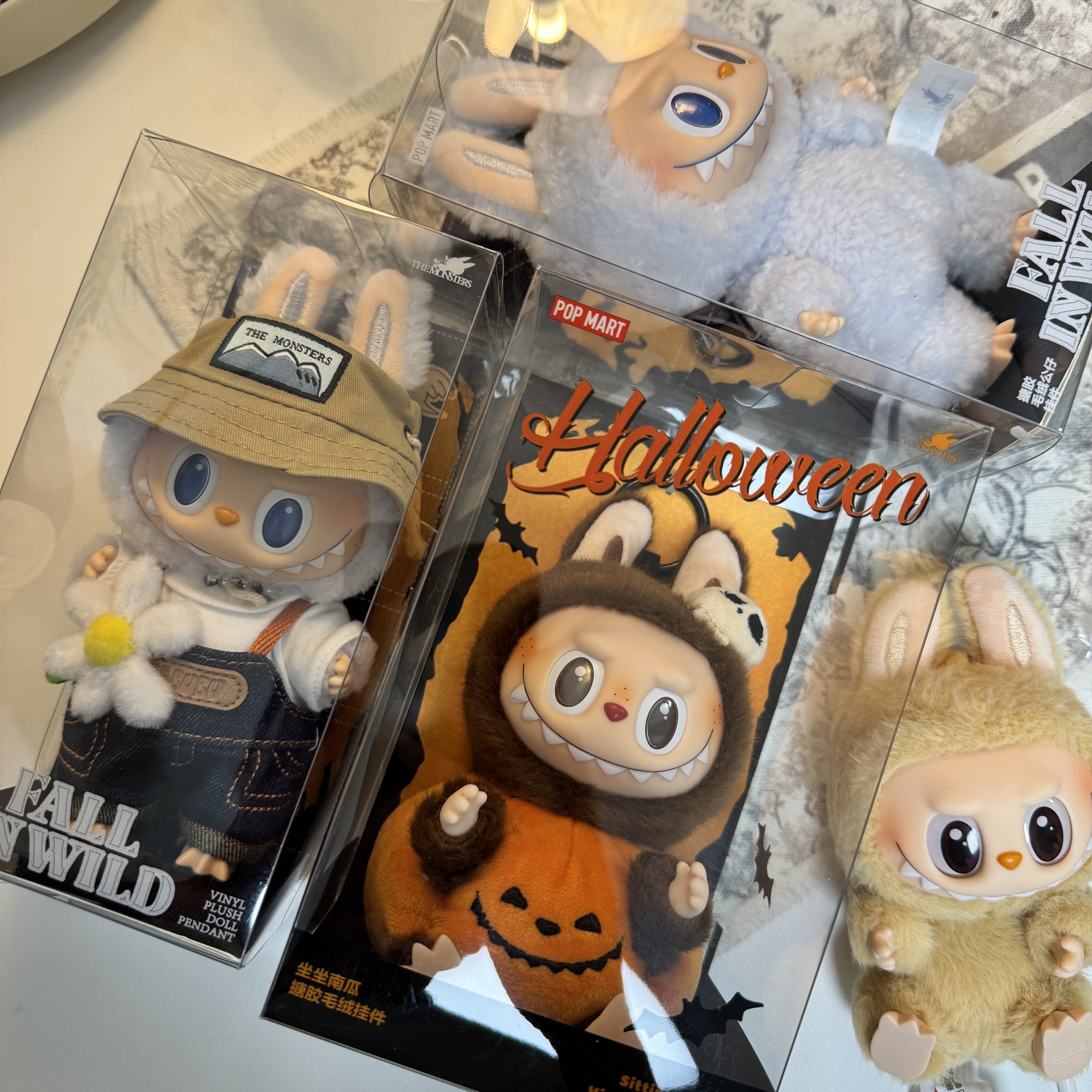 Pop Mart Labubu Halloween Party Series Pumpkin Toy Keyring, Pop Mart Fall In Wild Labubu Series Toy Keyring 착용 스타일
