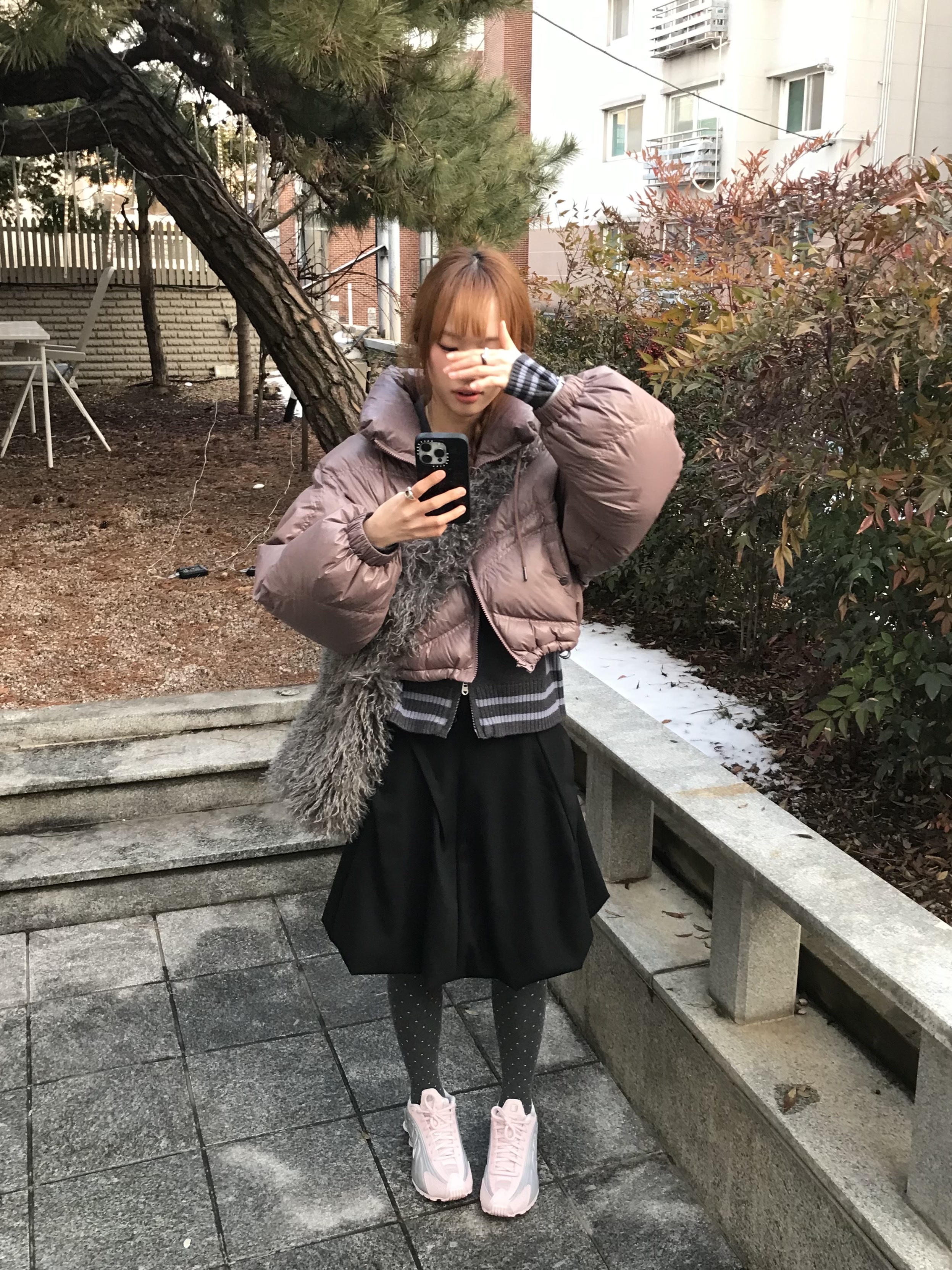 (W) Nike Shox R4 Barely Rose Metallic Platinum, (W) Mischief Alien Down Jacket Rose Brown 착용 스타일 - 4