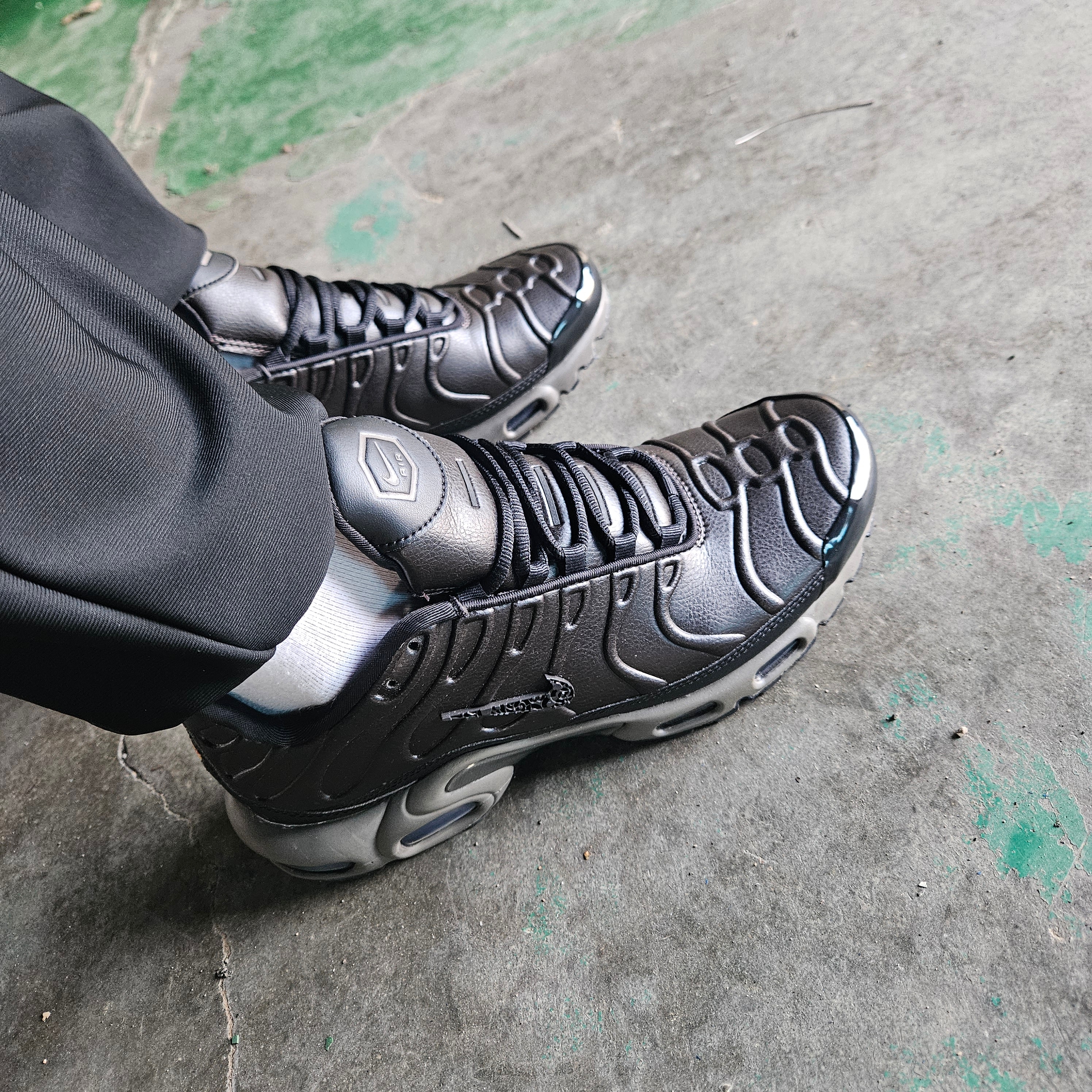 Nike Air Max Plus Premium Black Tea and Petra Brown 착용 스타일