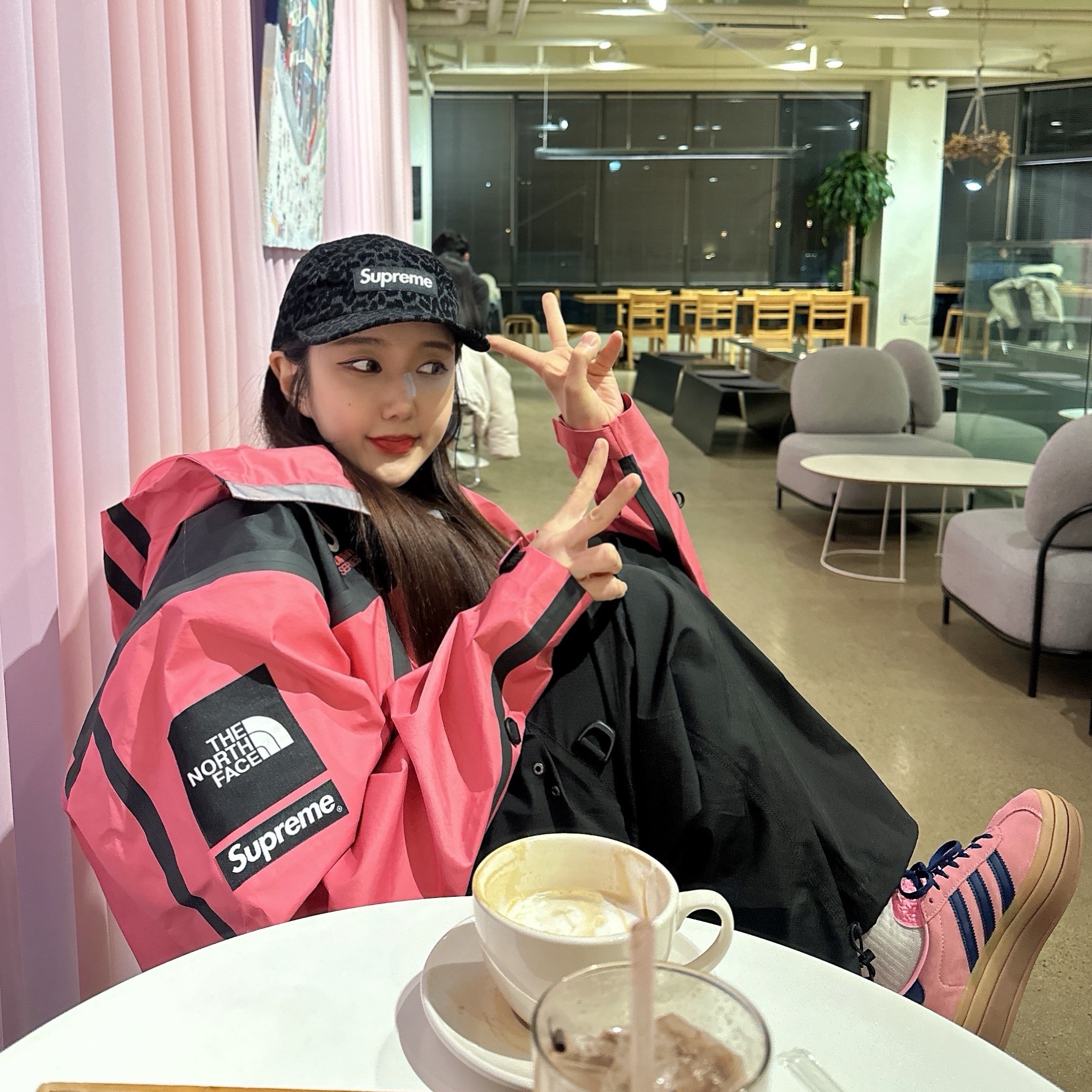 Supreme x The North Face Summit Series Outer Tape Seam Jacket Pink - 21SS, Supreme Leopard Velvet Camp Cap Black - 24SS 착용 스타일 - 1