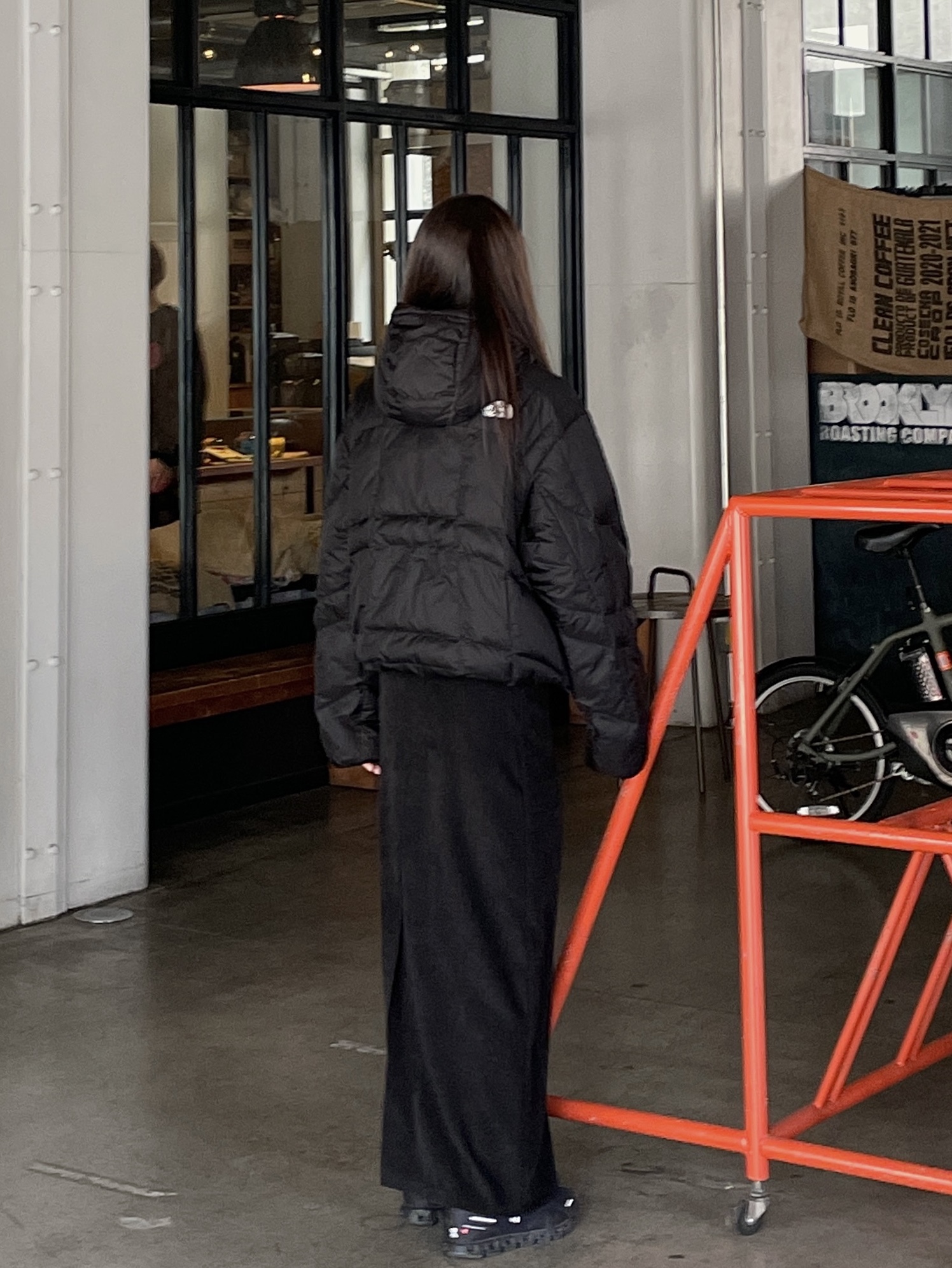 The North Face White Label Wave LT On Ball Jacket Black, (W) On Running Cloud 5 All Black 착용 스타일 - 4