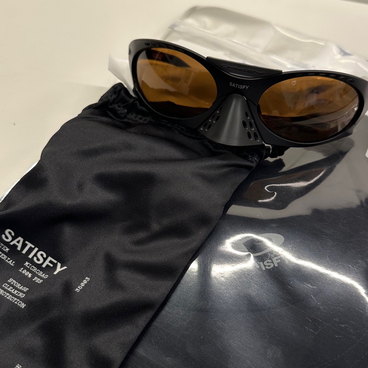 Oakley x Satisfy Plantaris Matte Black 착용 스타일