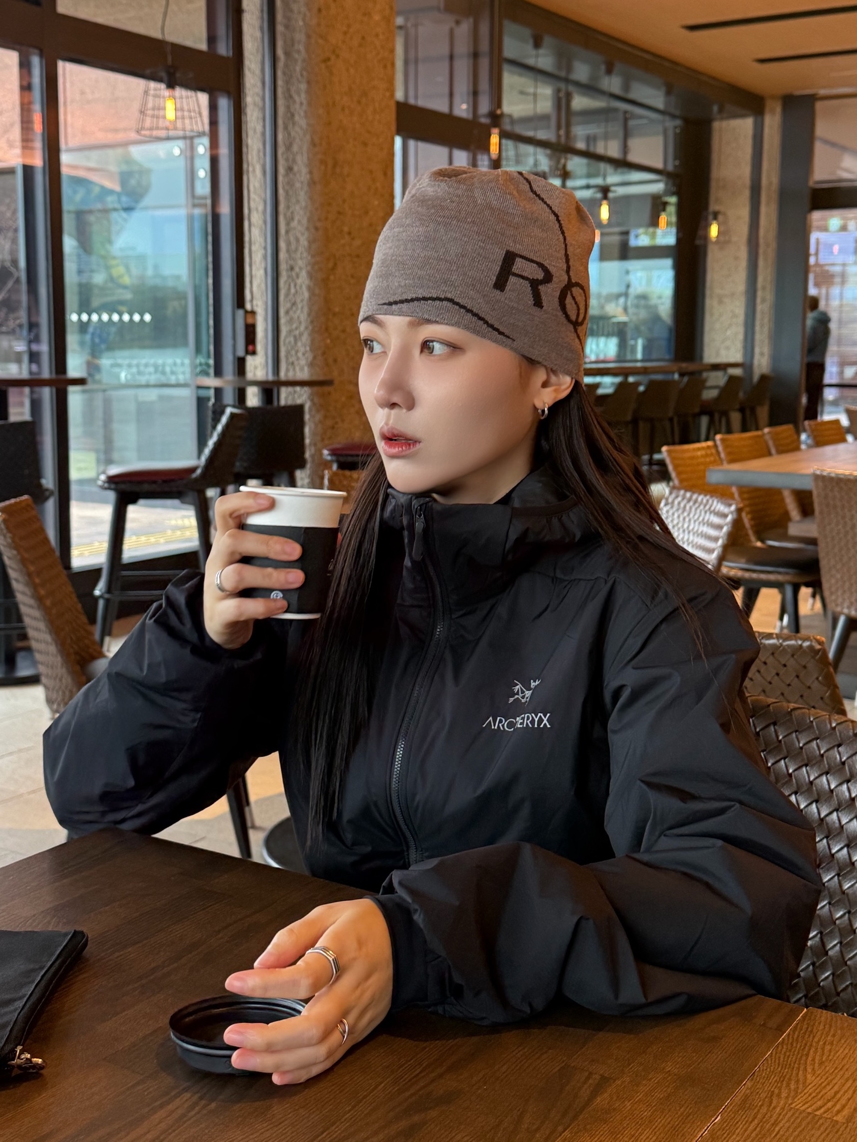 Arc'teryx Atom Hoody Black 착용 스타일 - 2