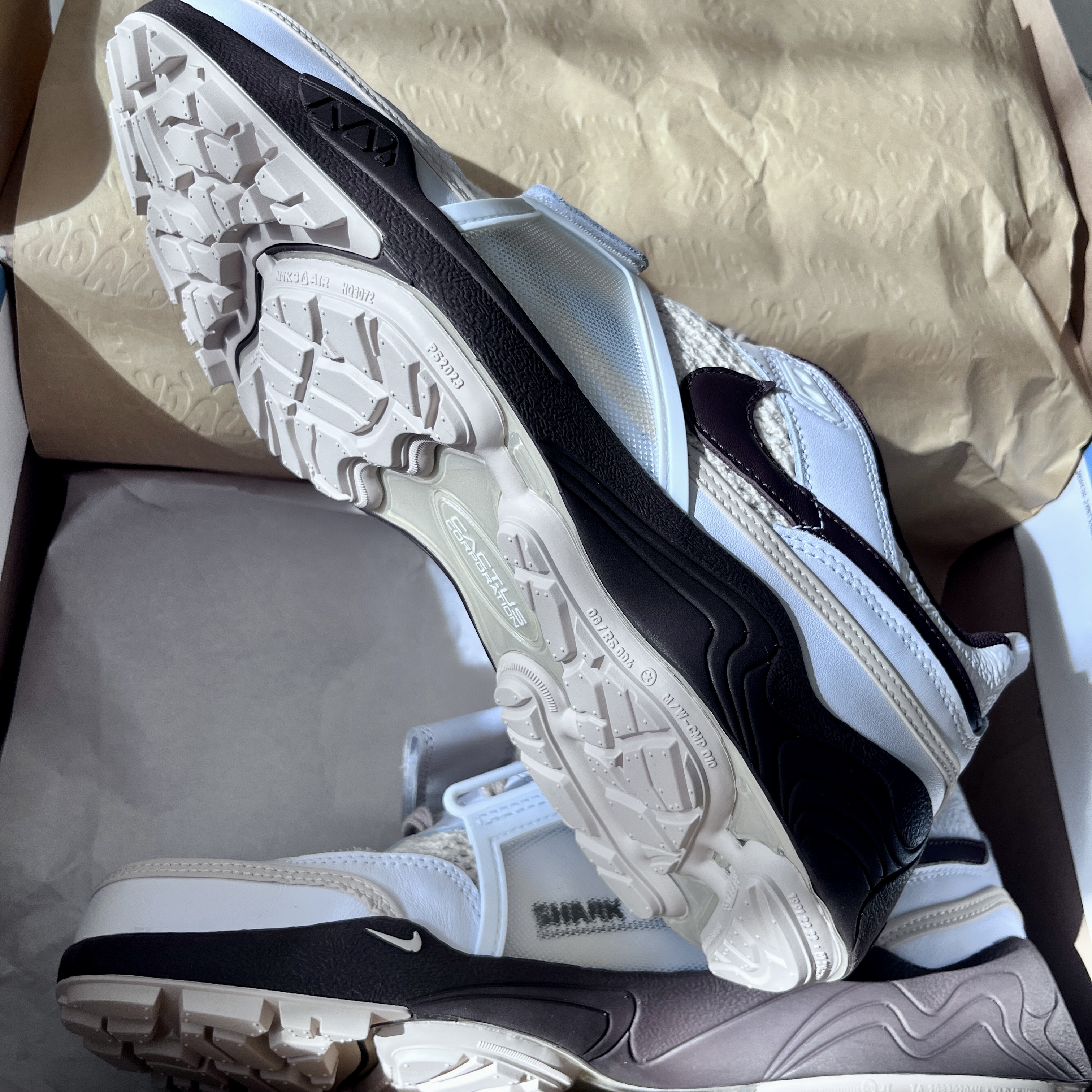 Nike x Travis Scott Zoom Field Jaxx White and Light Chocolate 착용 스타일 - 5