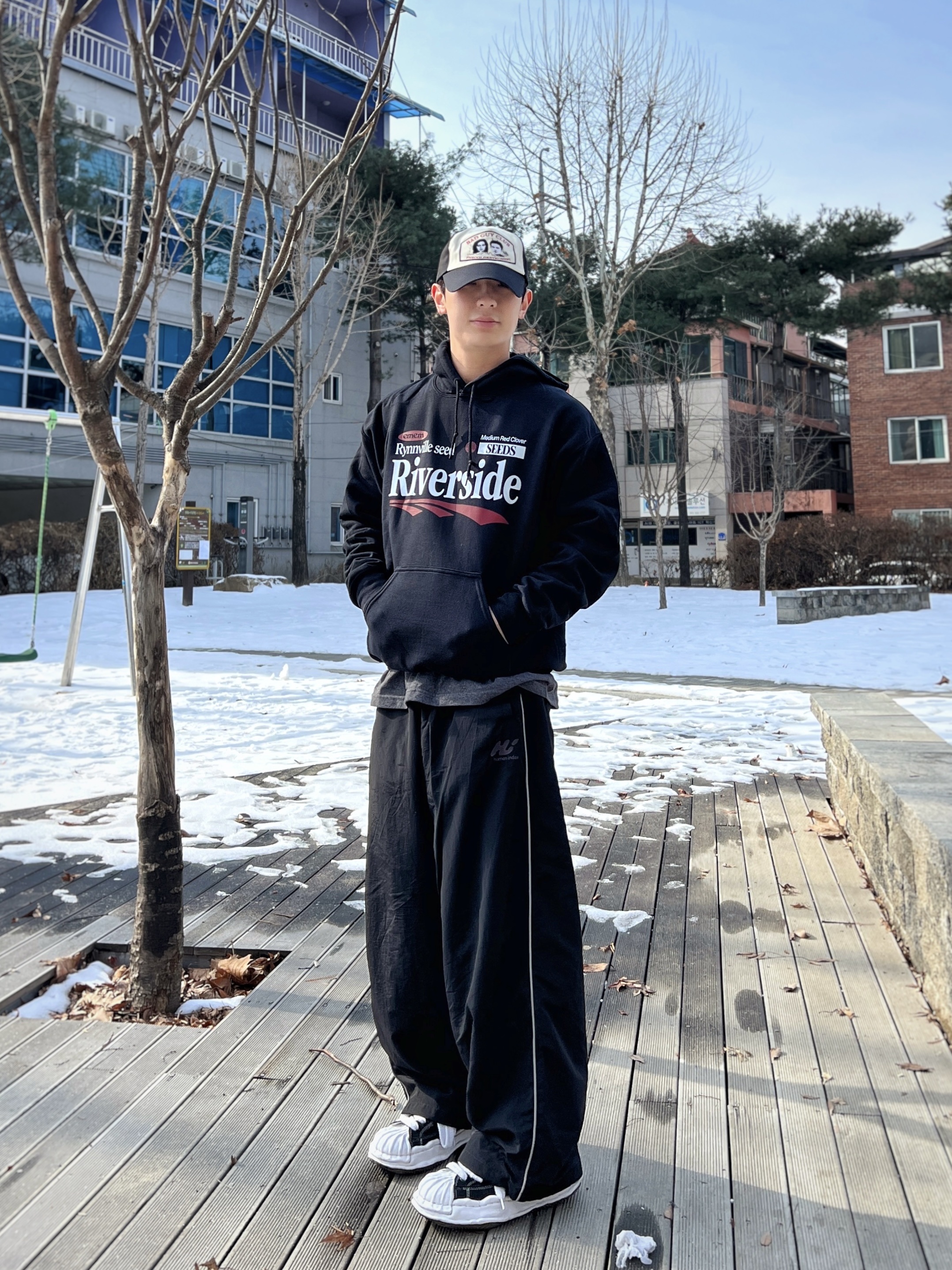Gildan X EMEM Riverside Hoodie Black 착용 스타일 - 2