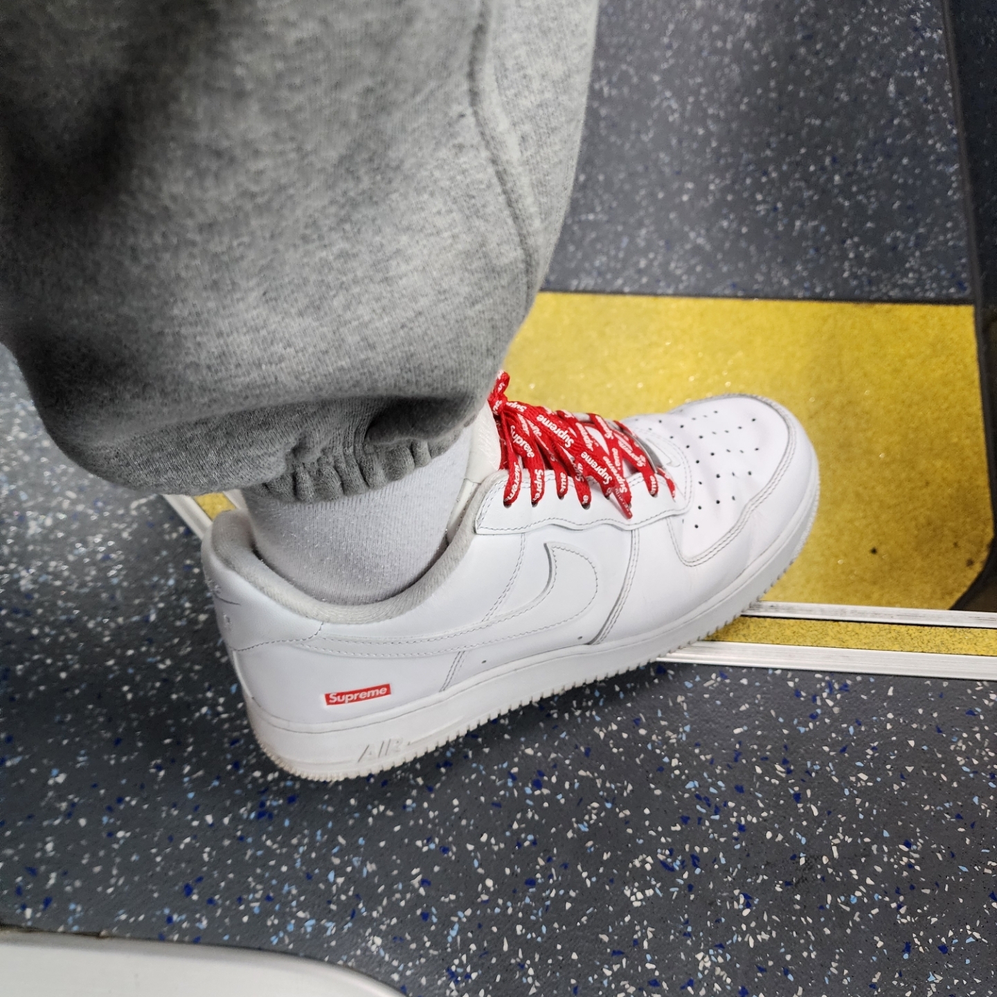 Nike x Supreme Air Force 1 Low White 착용 스타일 - 4