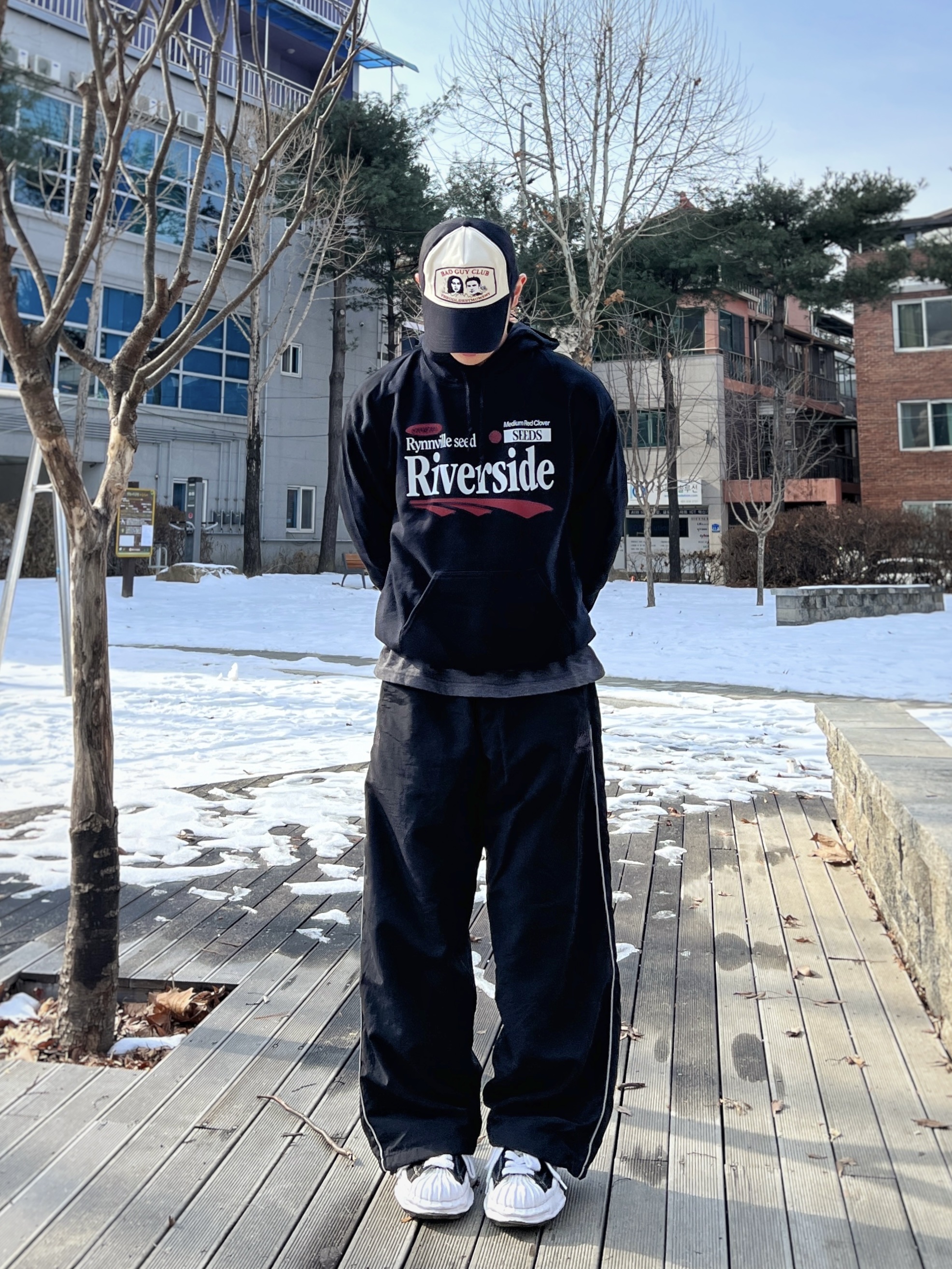 Gildan X EMEM Riverside Hoodie Black 착용 스타일 - 3