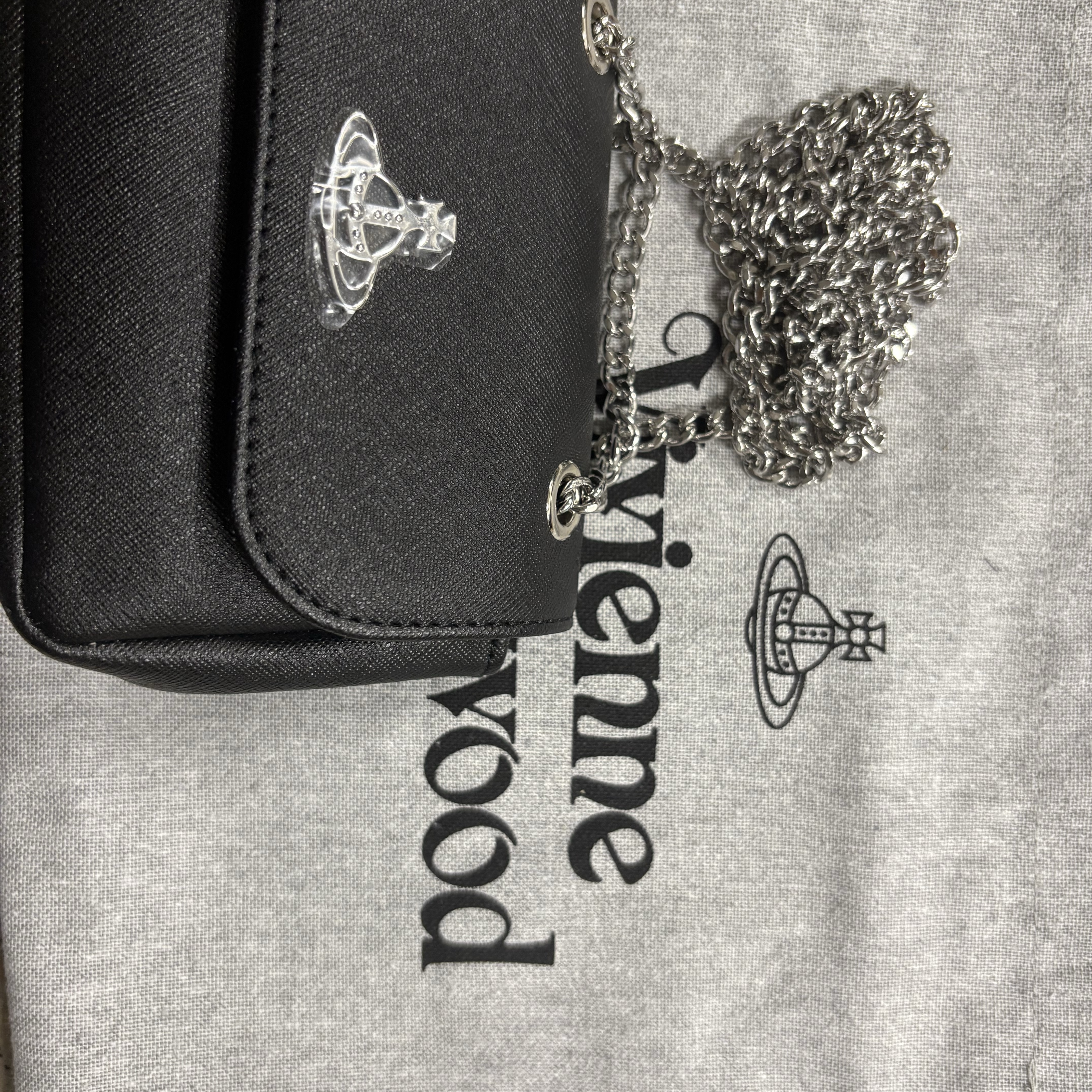 Vivienne Westwood Saffiano Biogreen Small Purse Cross Bag Black 착용 스타일
