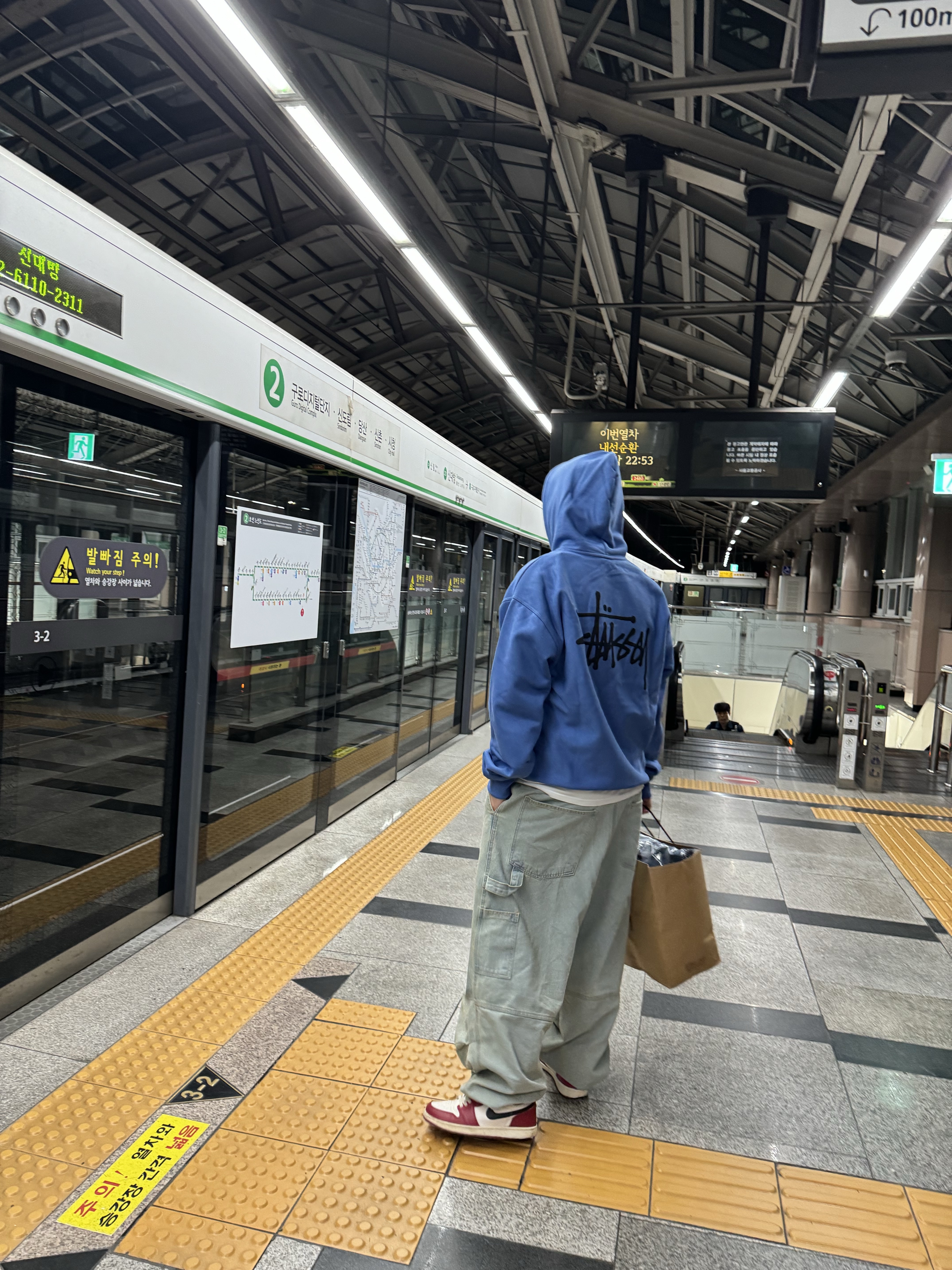 Stussy Basic Stussy Pigment Dyed Hoodie Blue, Jordan 1 Retro High OG Chicago 2022 착용 스타일