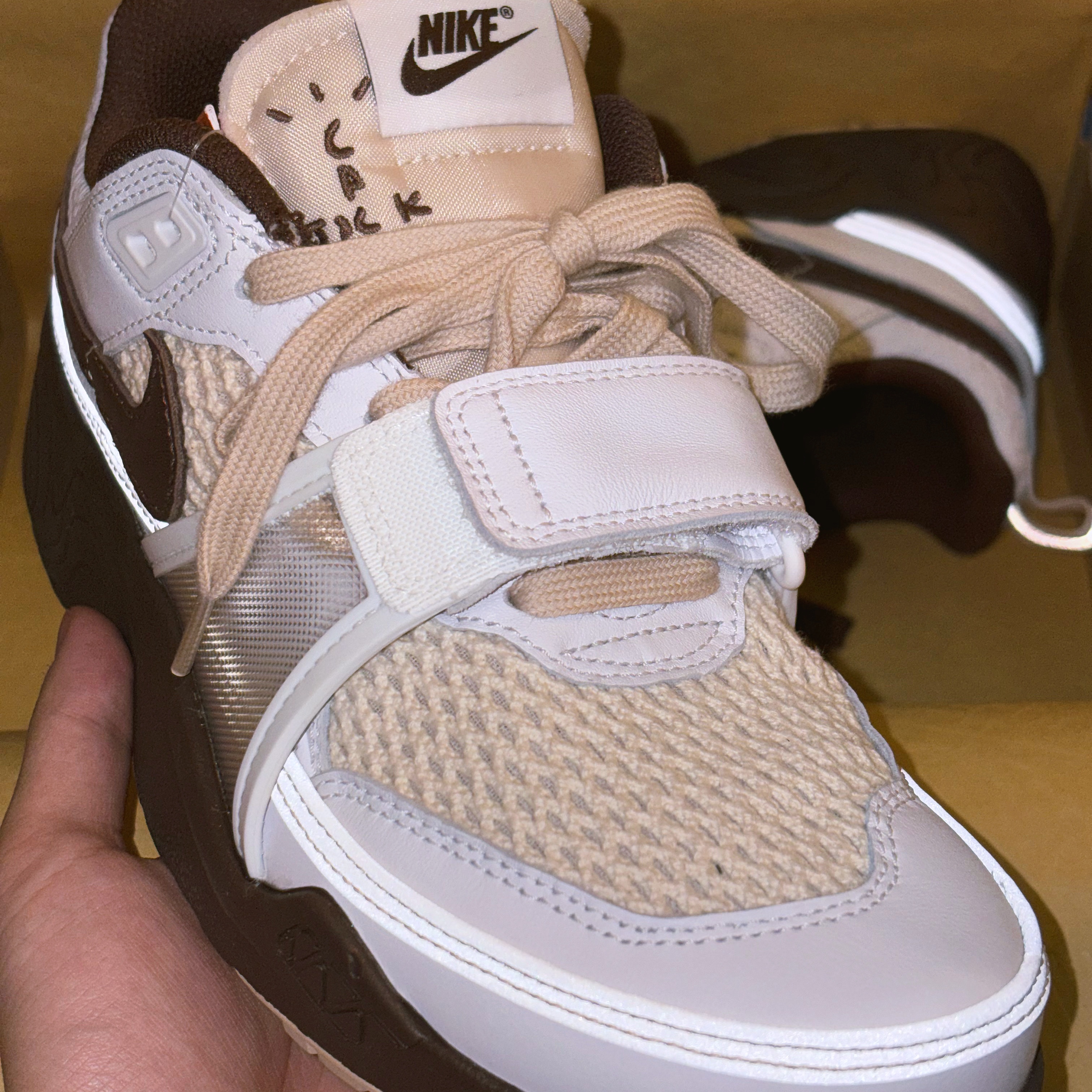 Nike x Travis Scott Zoom Field Jaxx White and Light Chocolate, Monamhee x Peaceminusone Daihee Plush Keyring 착용 스타일 - 4