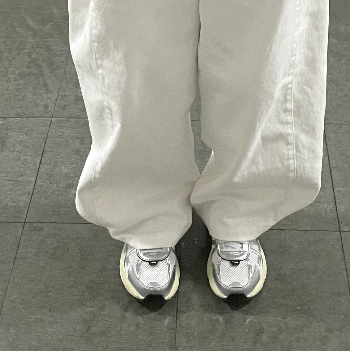 Nike V2K Run Summit White Metallic Silver 착용 스타일