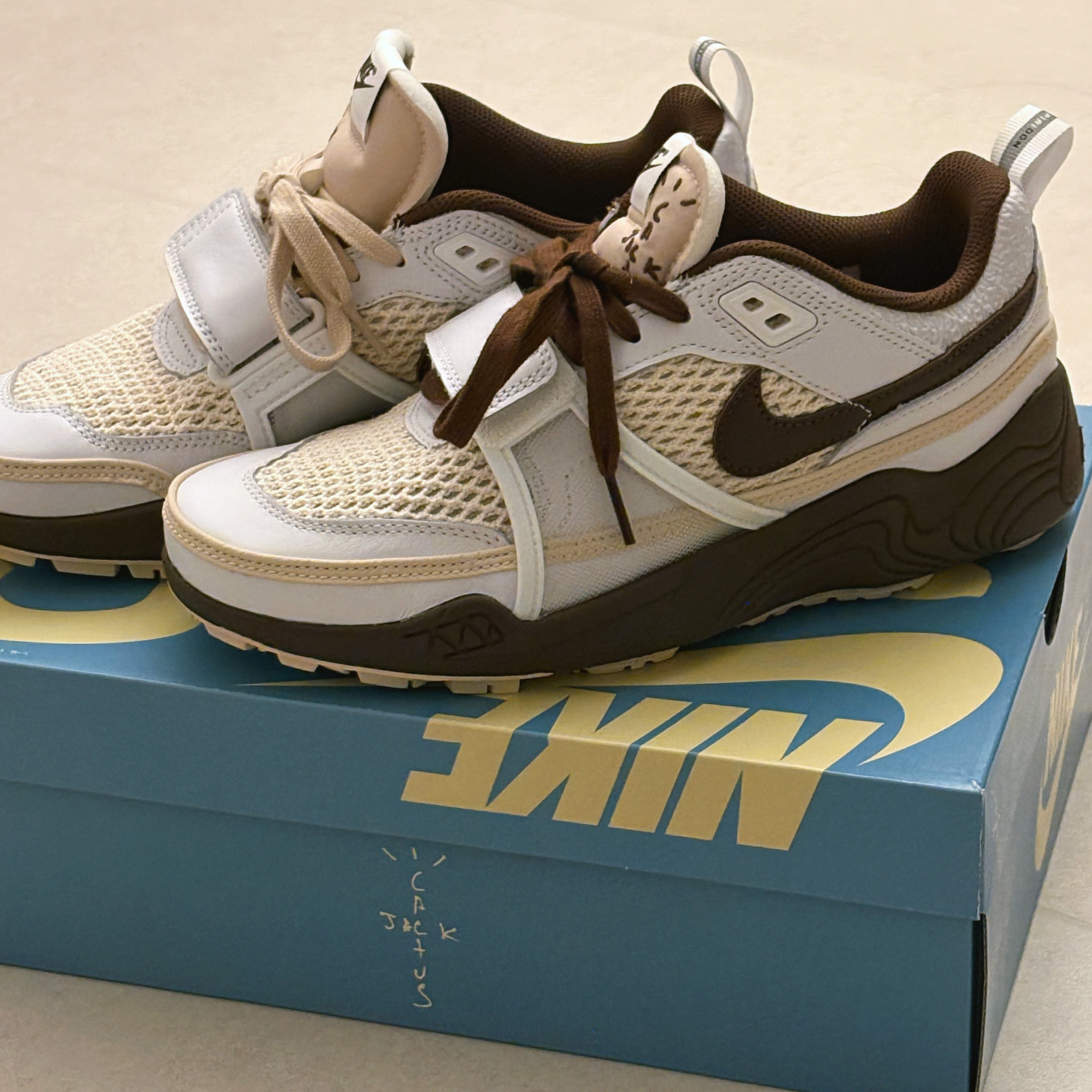 Nike x Travis Scott Zoom Field Jaxx White and Light Chocolate, Monamhee x Peaceminusone Daihee Plush Keyring 착용 스타일 - 2