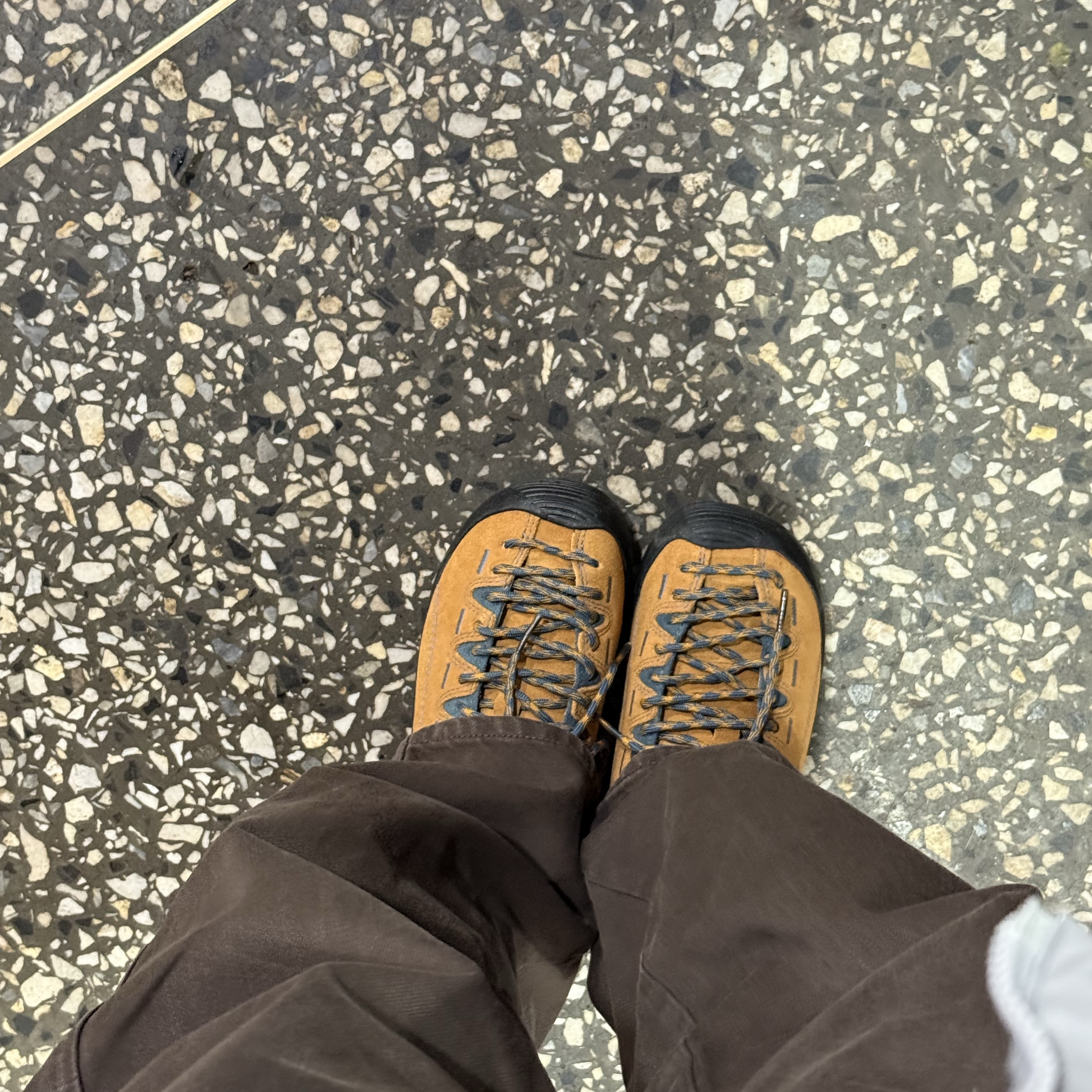 (W) Keen Jasper Suede Sneakers Camel 착용 스타일 - 1