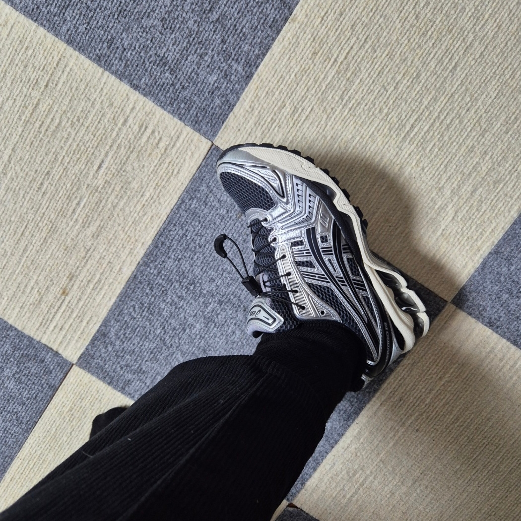 Asics Unlimited Gel-Kayano 14 Carrier Grey Black 착용 스타일