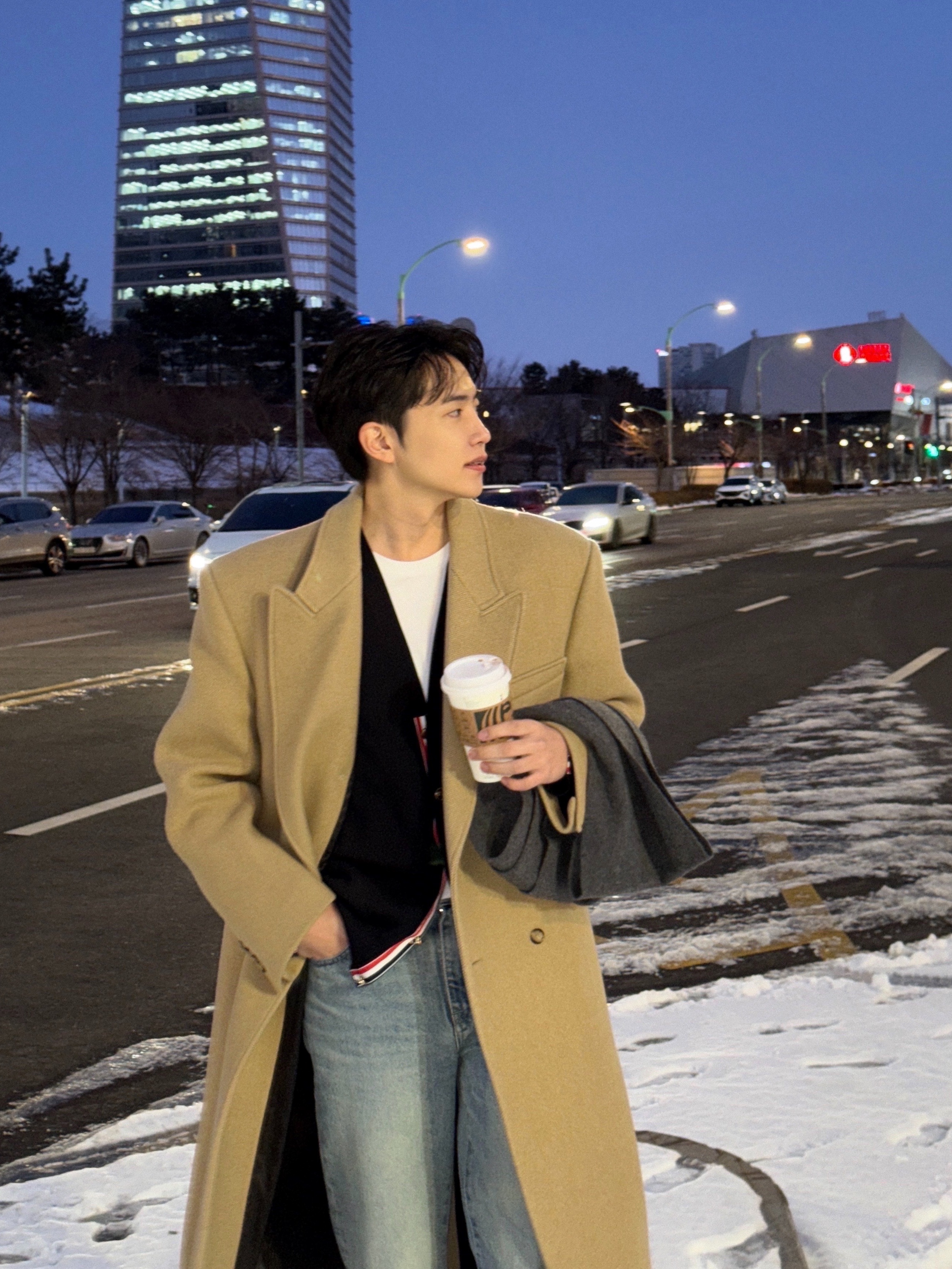 Thom Browne Milano Stitch 4-Bar Cardigan Navy, Nike Air Force 1 '07 WB Flax 착용 스타일 - 4