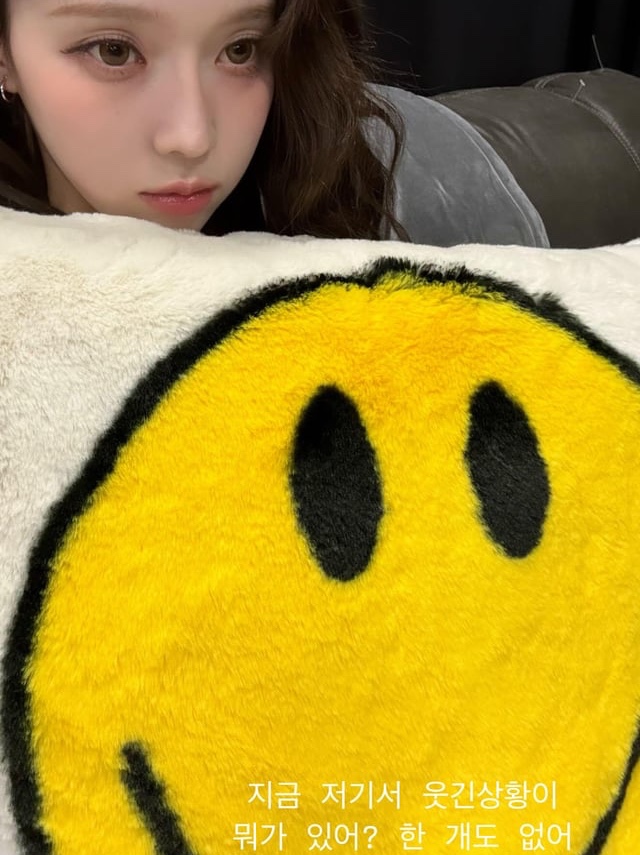 (W) Moschino Smiley Brushed Mohair Pullover Yellow, (W) Moschino Smiley Cotton Blend Pullover Yellow 착용 스타일 - 2