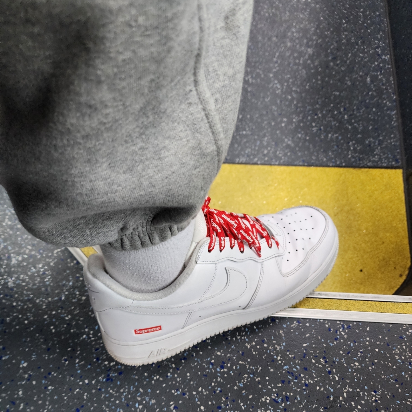 Nike x Supreme Air Force 1 Low White 착용 스타일 - 3