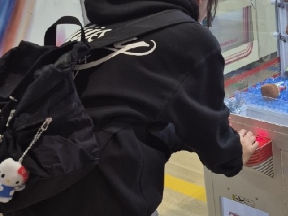 (GS) Nike Air Force 1 LE White, Stussy World Tour Hoodie Black 착용 스타일 - 1