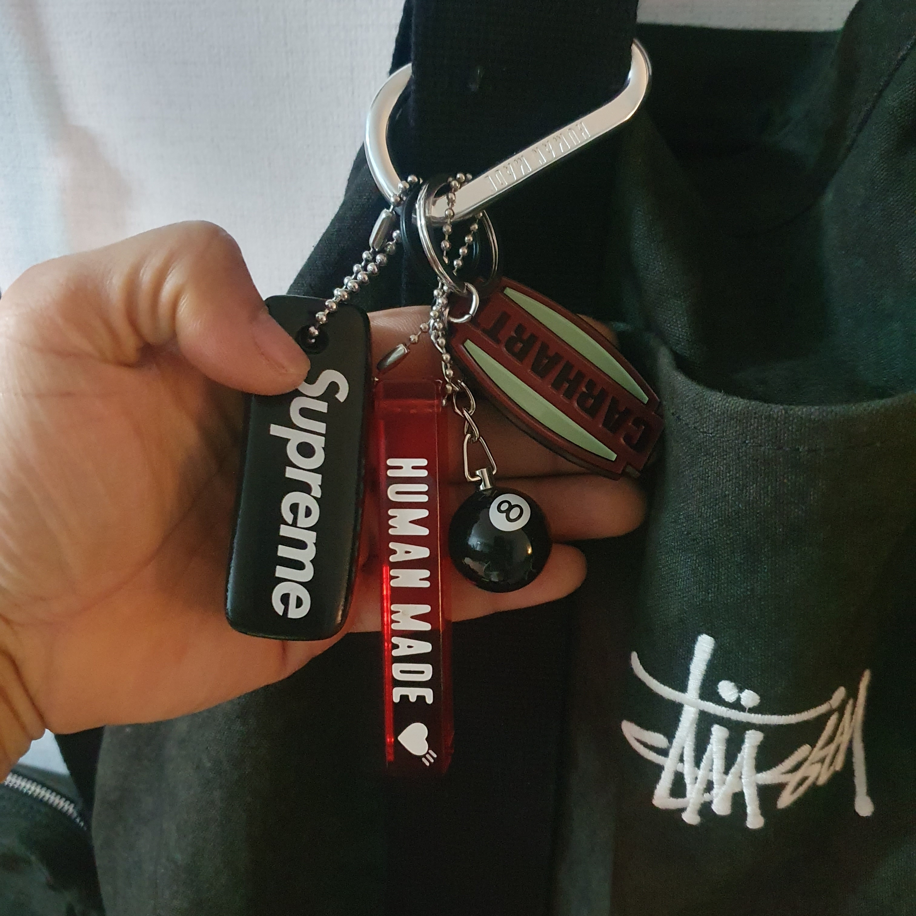 Stussy 8 Ball Keychain Black 착용 스타일
