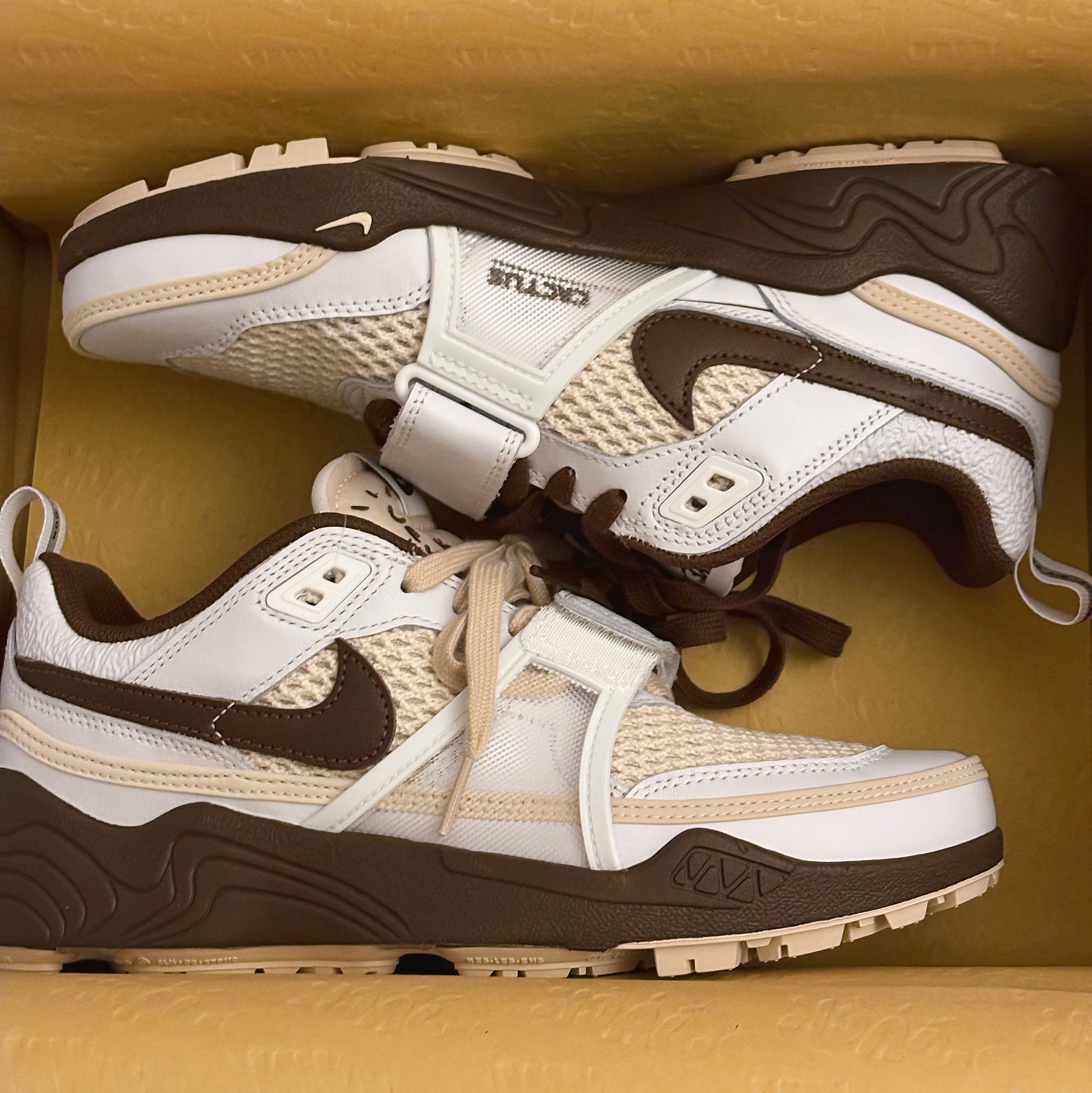 Nike x Travis Scott Zoom Field Jaxx White and Light Chocolate, Monamhee x Peaceminusone Daihee Plush Keyring 착용 스타일 - 1