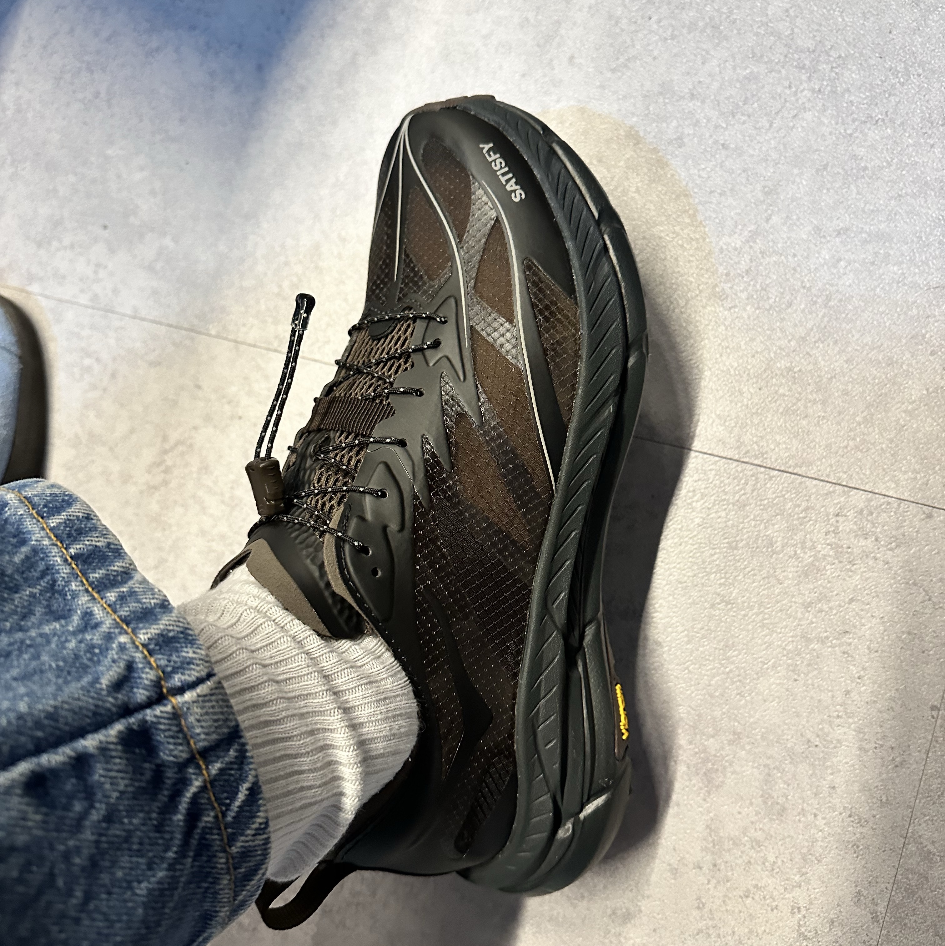 Hoka x Satisfy Mafate Speed 4 Lite Coffee 착용 스타일