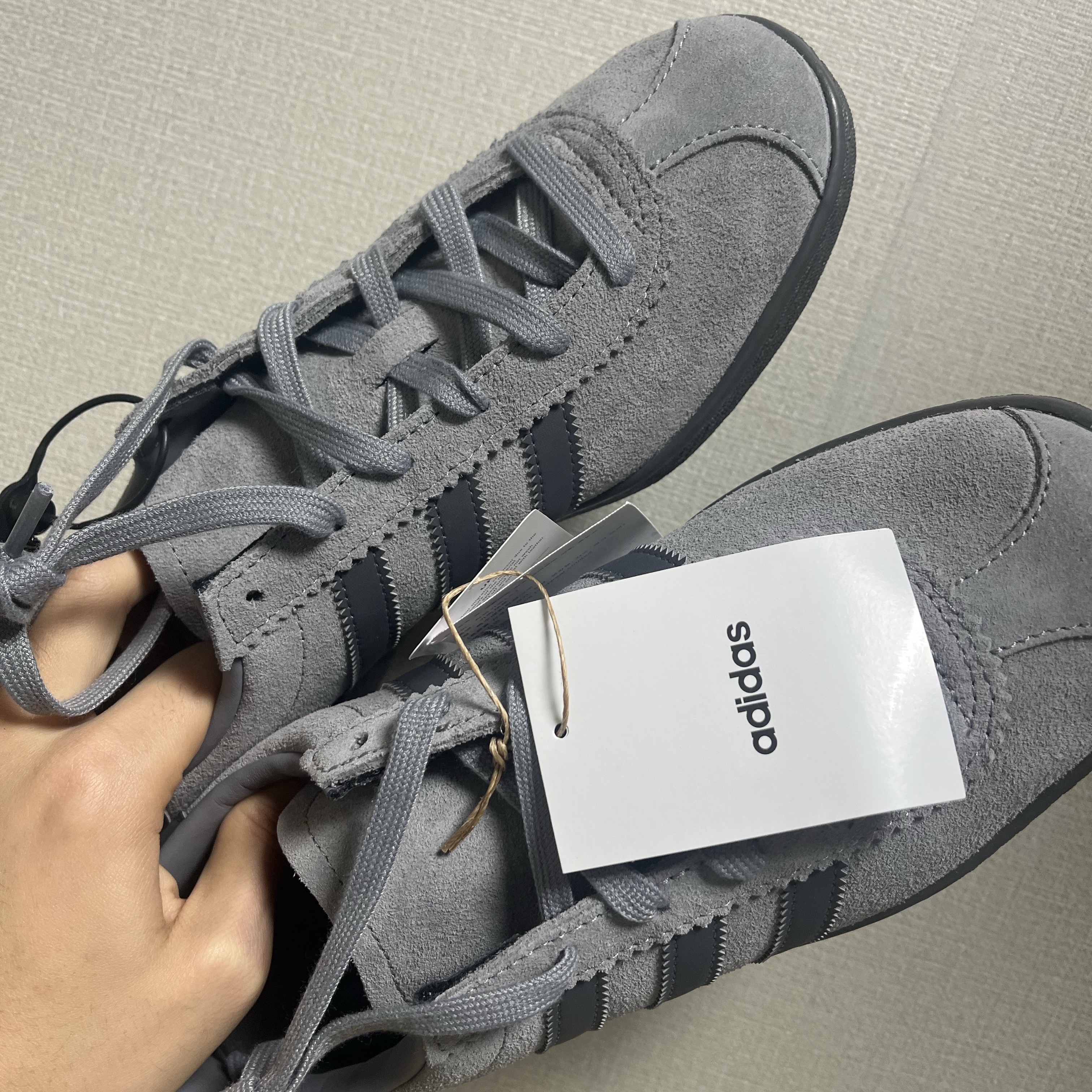 Adidas Stadt Grey Three Grey Five 착용 스타일