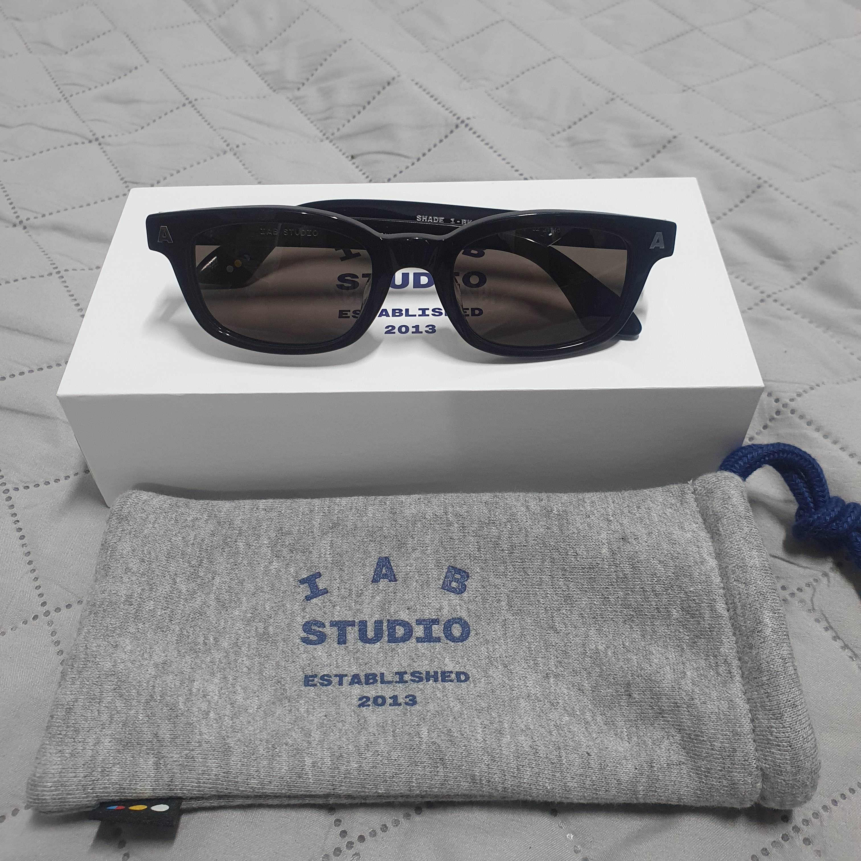IAB Studio Sunglasses A Black 착용 스타일