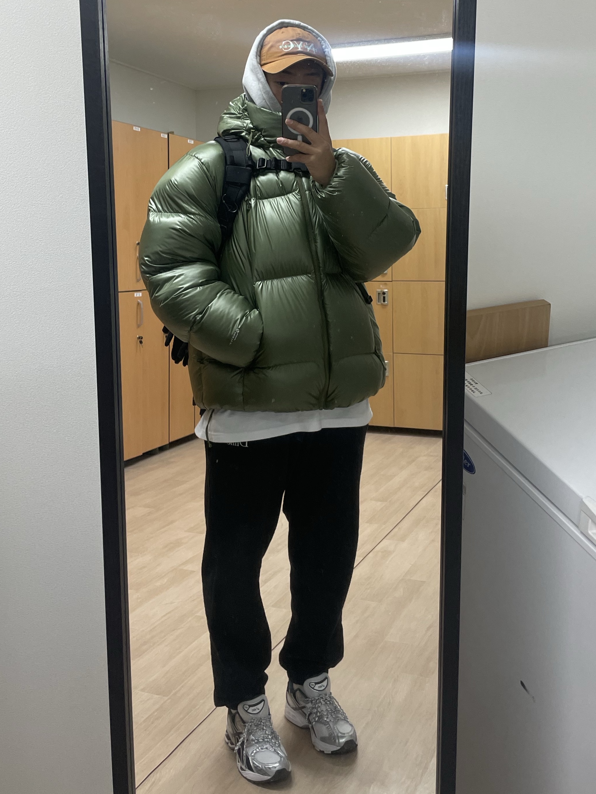 Supreme Featherweight Down Puffer Jacket Olive - 23FW, Asics Gel-Nimbus 10.1 White Saxon Green 착용 스타일